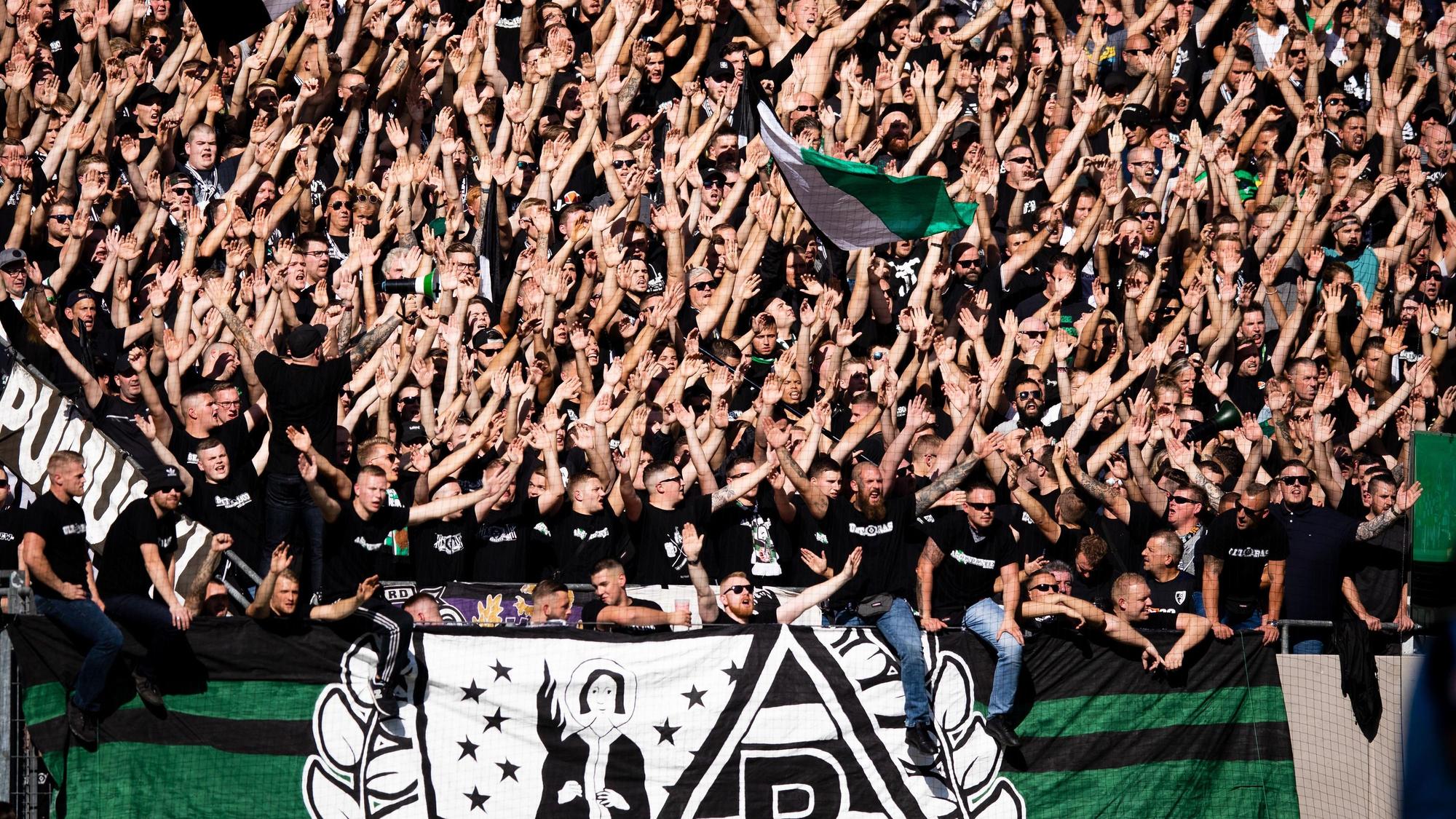 Die mitgereisten Fans von Borussia Mönchengladbach feuern das Gladbach-Team beim bisher letzten Derby in Köln ohne Corona-Bedingungen am 14. September 2019 im Gästeblock an.