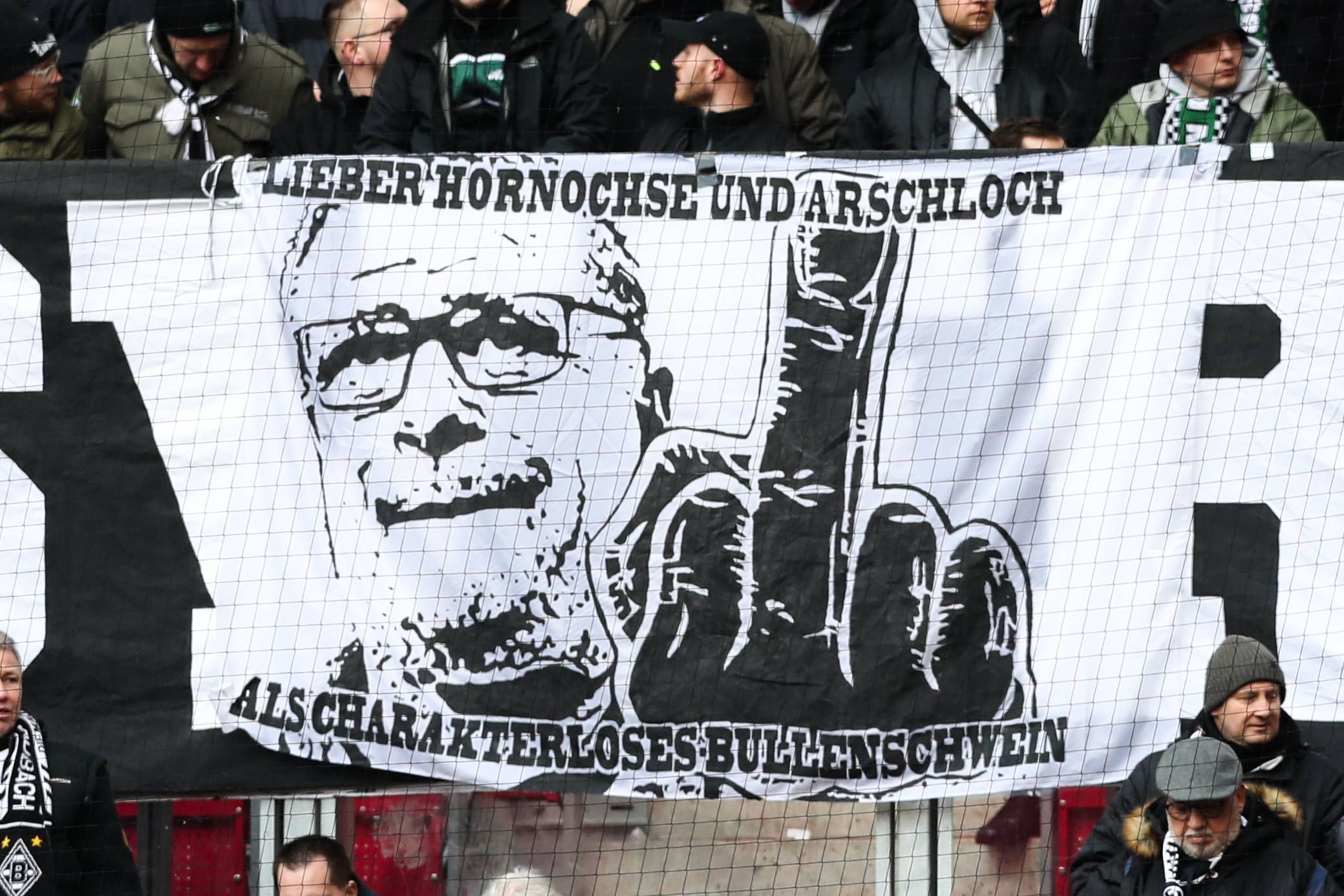 Am Samstag (11. März 2023) hat Borussia Mönchengladbach 0:3 gegen RB Leipzig verloren. Während des Spiels zeigten die mitgereisten VfL-Fans immer wieder Banner im Fanblock gegen RB-Sportchef Max Eberl.