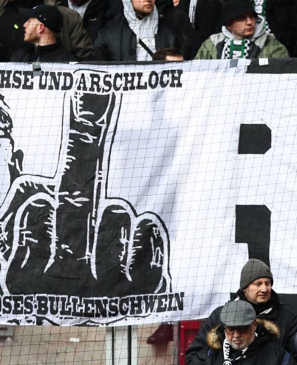 Am Samstag (11. März 2023) hat Borussia Mönchengladbach 0:3 gegen RB Leipzig verloren. Während des Spiels zeigten die mitgereisten VfL-Fans immer wieder Banner im Fanblock gegen RB-Sportchef Max Eberl.