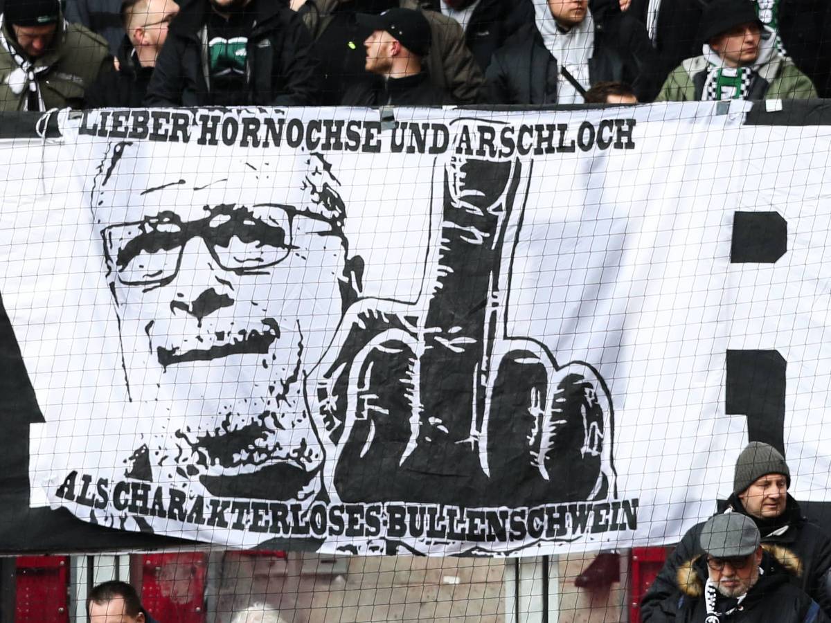 Am Samstag (11. März 2023) hat Borussia Mönchengladbach 0:3 gegen RB Leipzig verloren. Während des Spiels zeigten die mitgereisten VfL-Fans immer wieder Banner im Fanblock gegen RB-Sportchef Max Eberl.