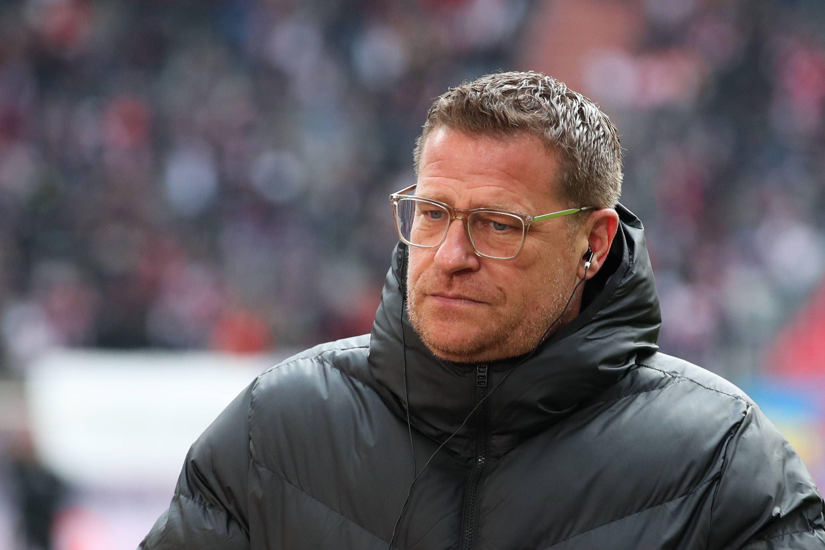 Max Eberl ist nach seinem Abschied von Borussia Mönchengladbach im Januar 2022 seit 101 Tagen bei RB Leipzig tätig. Das Foto zeigt Eberl beim ersten Aufeinandertreffen mit seinem Ex-Verein Gladbach am 11. März 2023. Eberl steht in einer Winterjacke am Spielfeldrand und blickt nach unten.