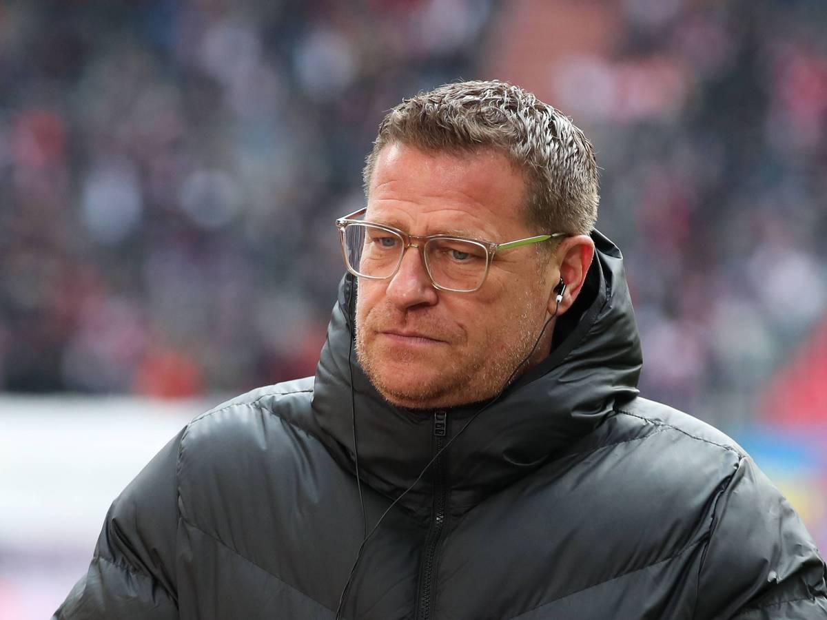 Max Eberl ist nach seinem Abschied von Borussia Mönchengladbach im Januar 2022 seit 101 Tagen bei RB Leipzig tätig. Das Foto zeigt Eberl beim ersten Aufeinandertreffen mit seinem Ex-Verein Gladbach am 11. März 2023. Eberl steht in einer Winterjacke am Spielfeldrand und blickt nach unten.