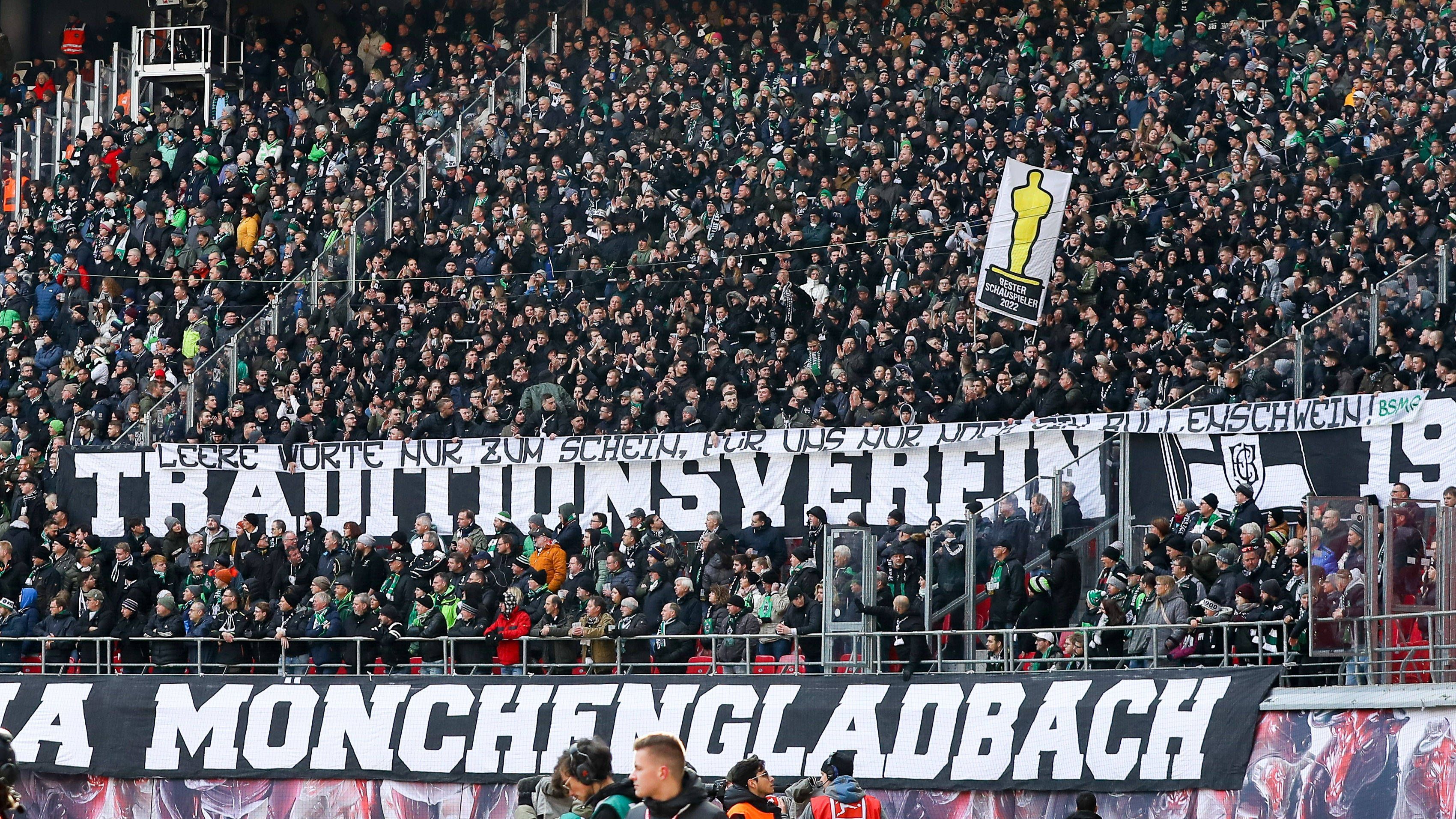 Borussia Mönchengladbach hat am Samstag (11. März 2023) 0:3 bei RB Leipzig verloren. Die Fohlen-Fans machten während des Spiels mit Plakaten gegen RB-Sportchef Eberl auf sich aufmerksam.