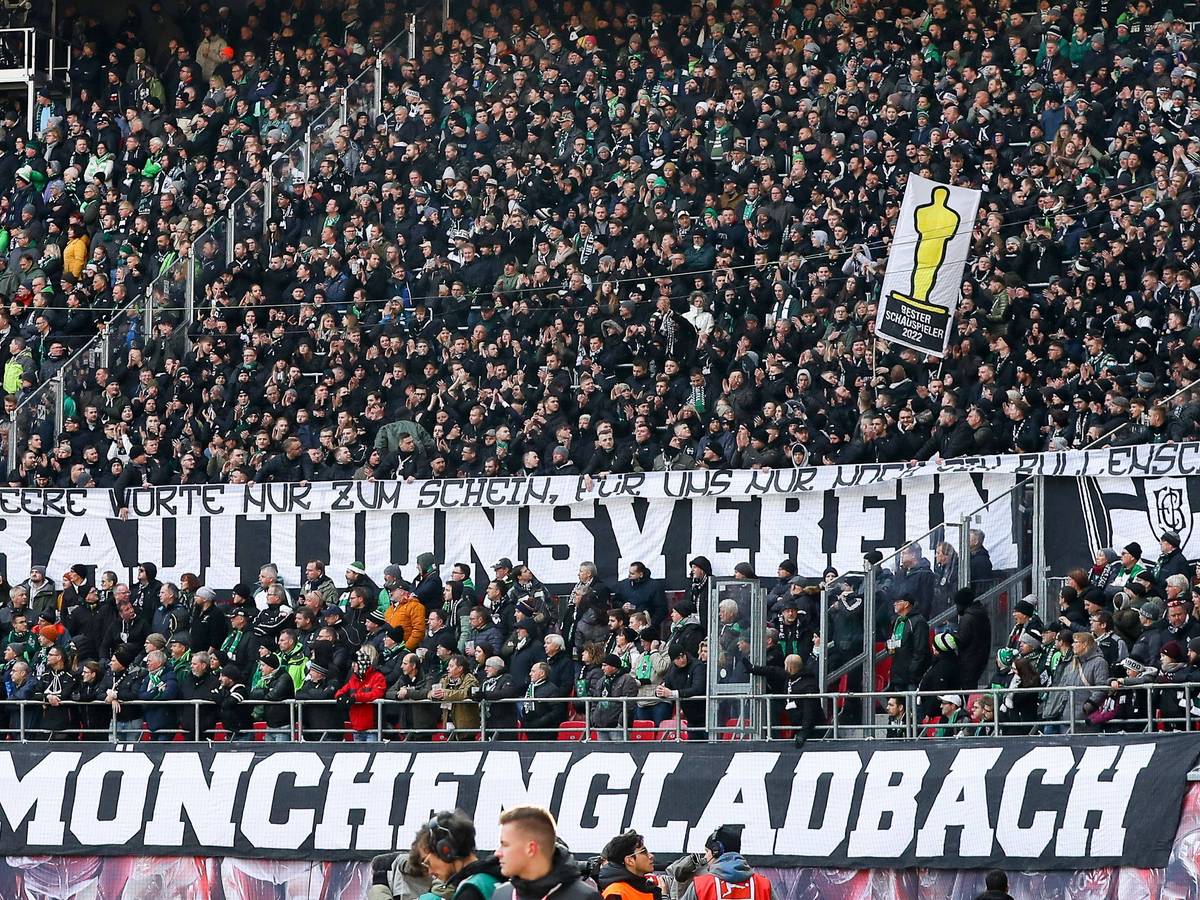 Borussia Mönchengladbach hat am Samstag (11. März 2023) 0:3 bei RB Leipzig verloren. Die Fohlen-Fans machten während des Spiels mit Plakaten gegen RB-Sportchef Eberl auf sich aufmerksam.