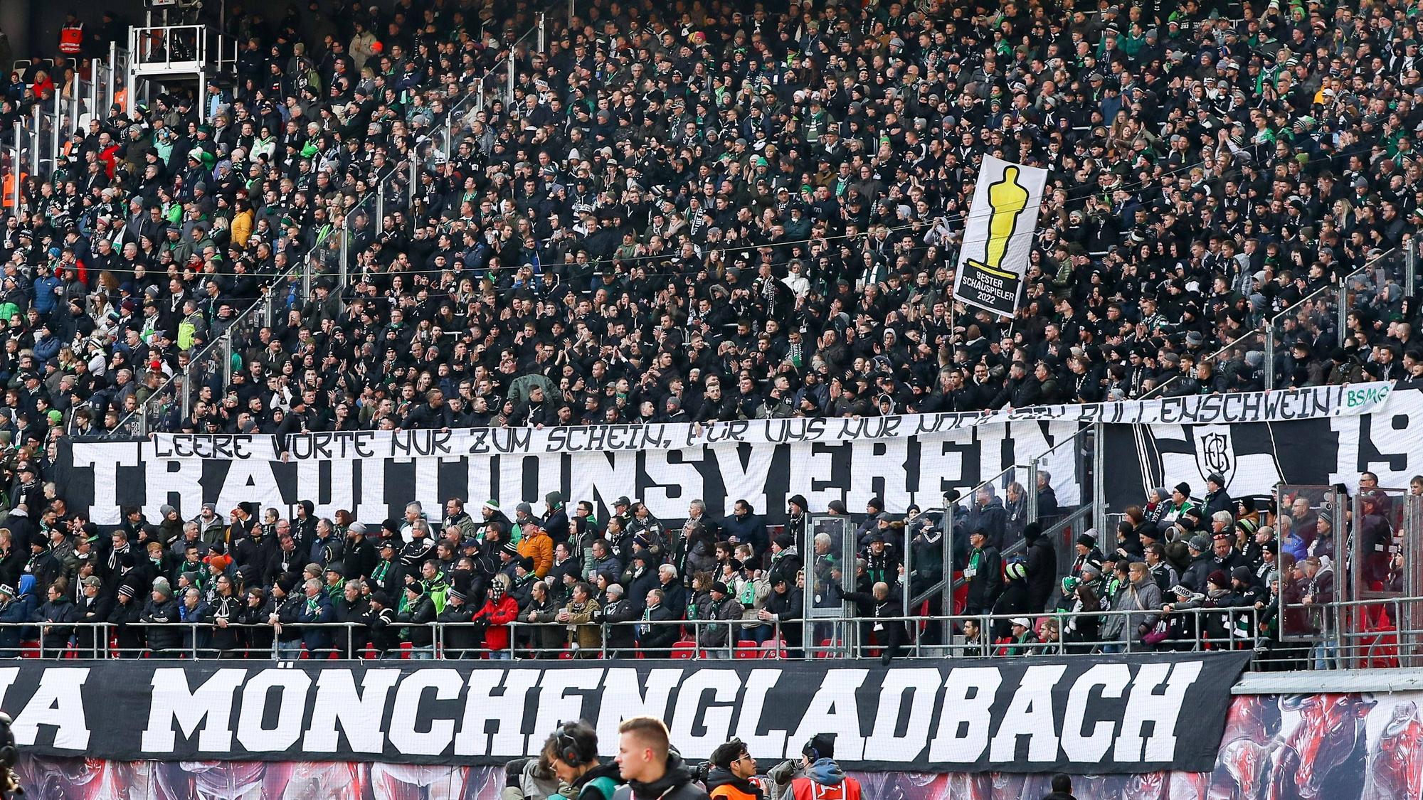 Borussia Mönchengladbach hat am Samstag (11. März 2023) 0:3 bei RB Leipzig verloren. Die Fohlen-Fans machten während des Spiels mit Plakaten gegen RB-Sportchef Eberl auf sich aufmerksam.