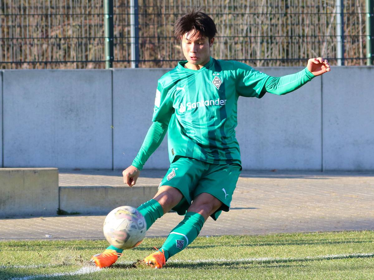 Shio Fukuda, hier am 14. Februar 2023, läuft seit Anfang Februar 2023 für Borussia Mönchengladbach auf und kommt aktuell für die U19 zum Einsatz. Auf dem Foto tritt der Angreifer aus Japan eine Ecke im grünen Auswärts-Trikot von Gladbach.