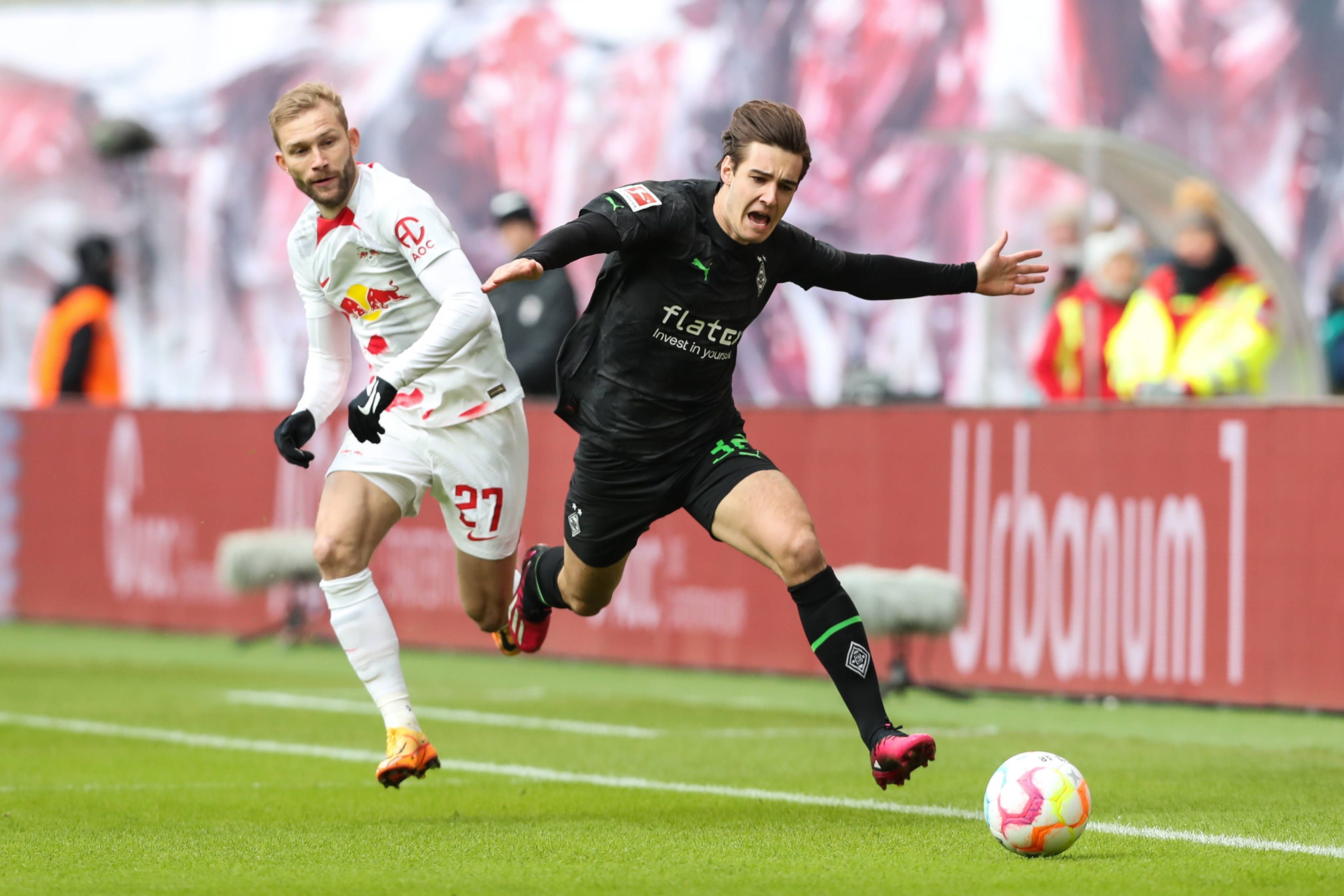 Florian Neuhaus (r.) duelliert sich bei seinem Startelf-Comeback für Borussia Mönchengladbach nach Verletzung am 11. März 2023 mit Konrad Laimer von RB Leipzig. Das Foto zeigt die beiden Mittelfeld-Spieler an der Seitenauslinie, beide blicken auf den Ball.