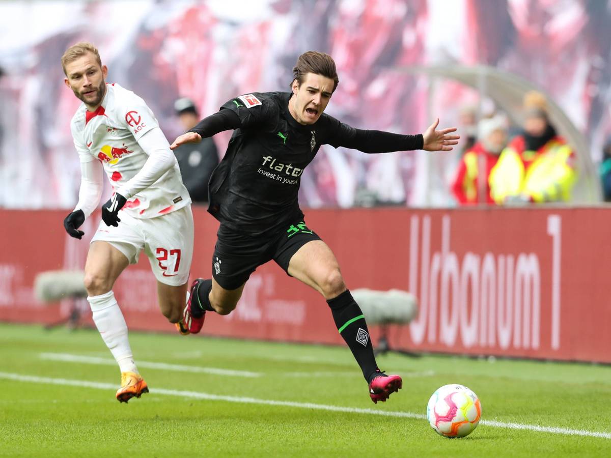 Florian Neuhaus (r.) duelliert sich bei seinem Startelf-Comeback für Borussia Mönchengladbach nach Verletzung am 11. März 2023 mit Konrad Laimer von RB Leipzig. Das Foto zeigt die beiden Mittelfeld-Spieler an der Seitenauslinie, beide blicken auf den Ball.
