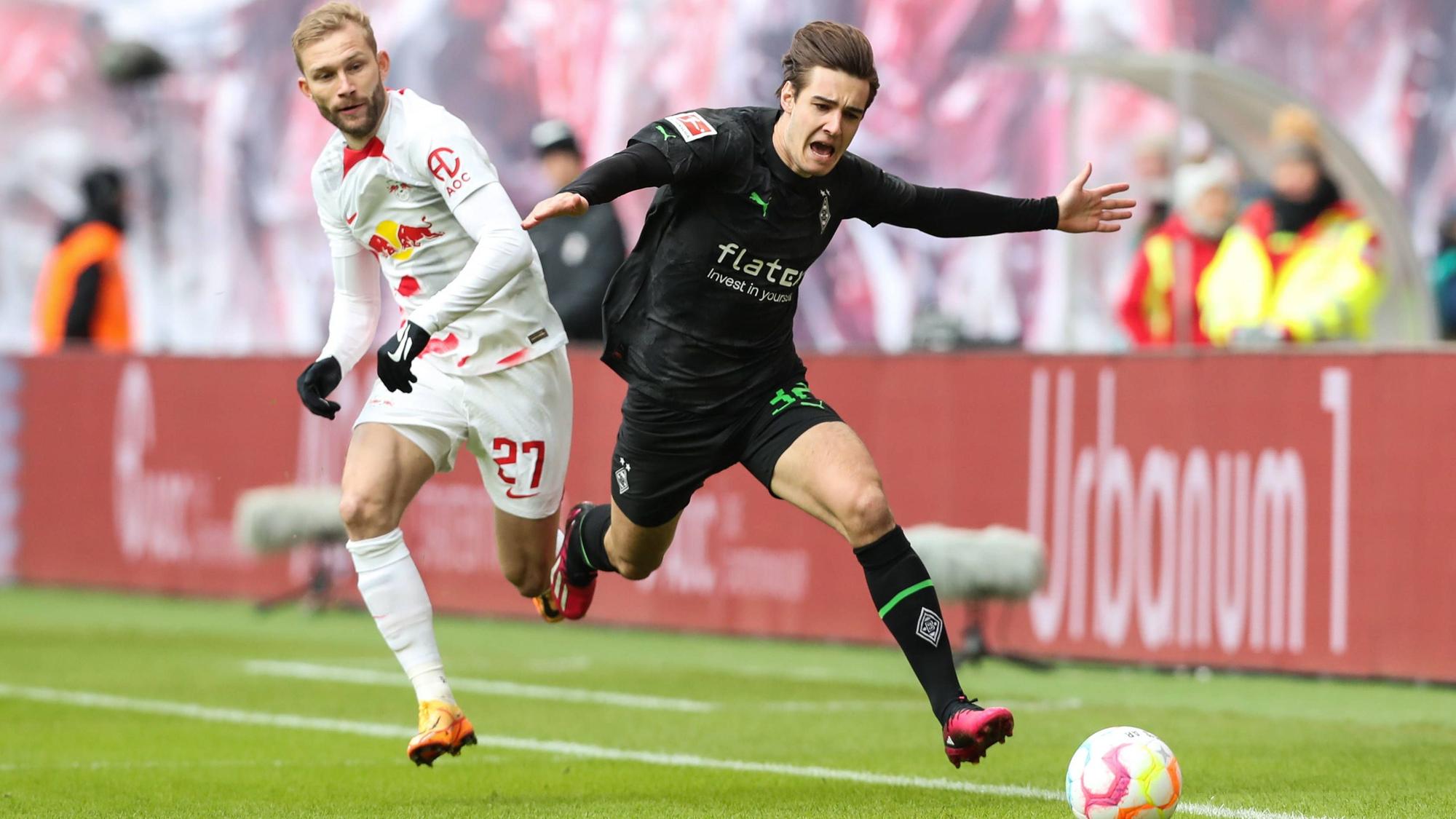 Florian Neuhaus (r.) duelliert sich bei seinem Startelf-Comeback für Borussia Mönchengladbach nach Verletzung am 11. März 2023 mit Konrad Laimer von RB Leipzig. Das Foto zeigt die beiden Mittelfeld-Spieler an der Seitenauslinie, beide blicken auf den Ball.
