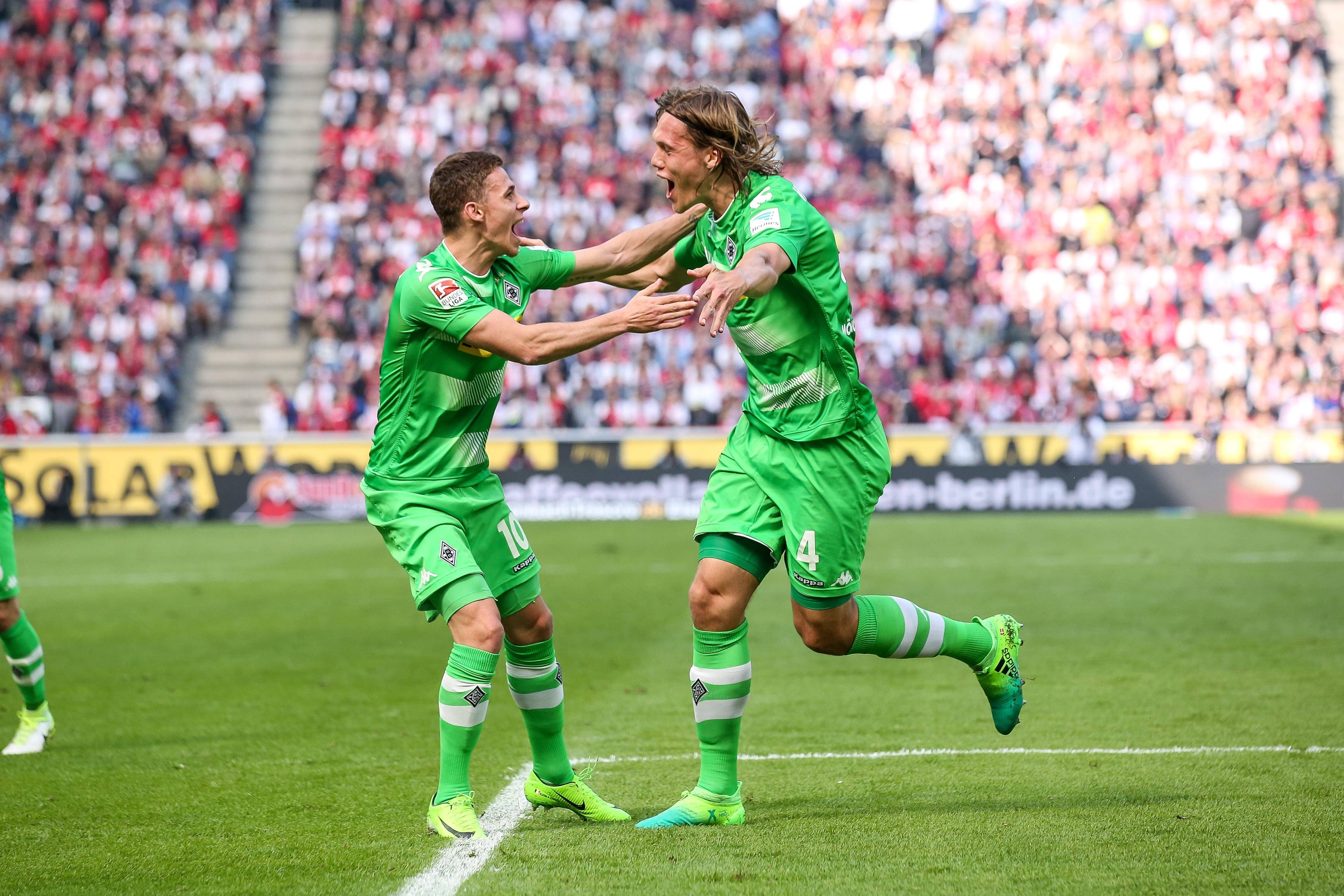 Jannik Vestergaard (r.) bejubelt am 8. April 2017 gemeinsam mit seinem damaligen Teamkollegen Thorgan Hazard ein Tor von Borussia Mönchengladbach beim 1. FC Köln. Sie tragen ein knallgrünes Gladbach-Trikot, Vestergaard schreit seine Freude beim Torjubel heraus.