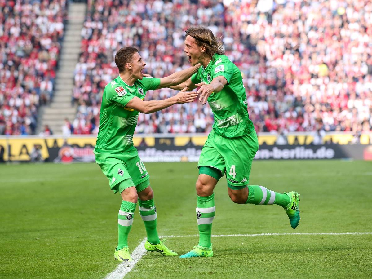 Jannik Vestergaard (r.) bejubelt am 8. April 2017 gemeinsam mit seinem damaligen Teamkollegen Thorgan Hazard ein Tor von Borussia Mönchengladbach beim 1. FC Köln. Sie tragen ein knallgrünes Gladbach-Trikot, Vestergaard schreit seine Freude beim Torjubel heraus.