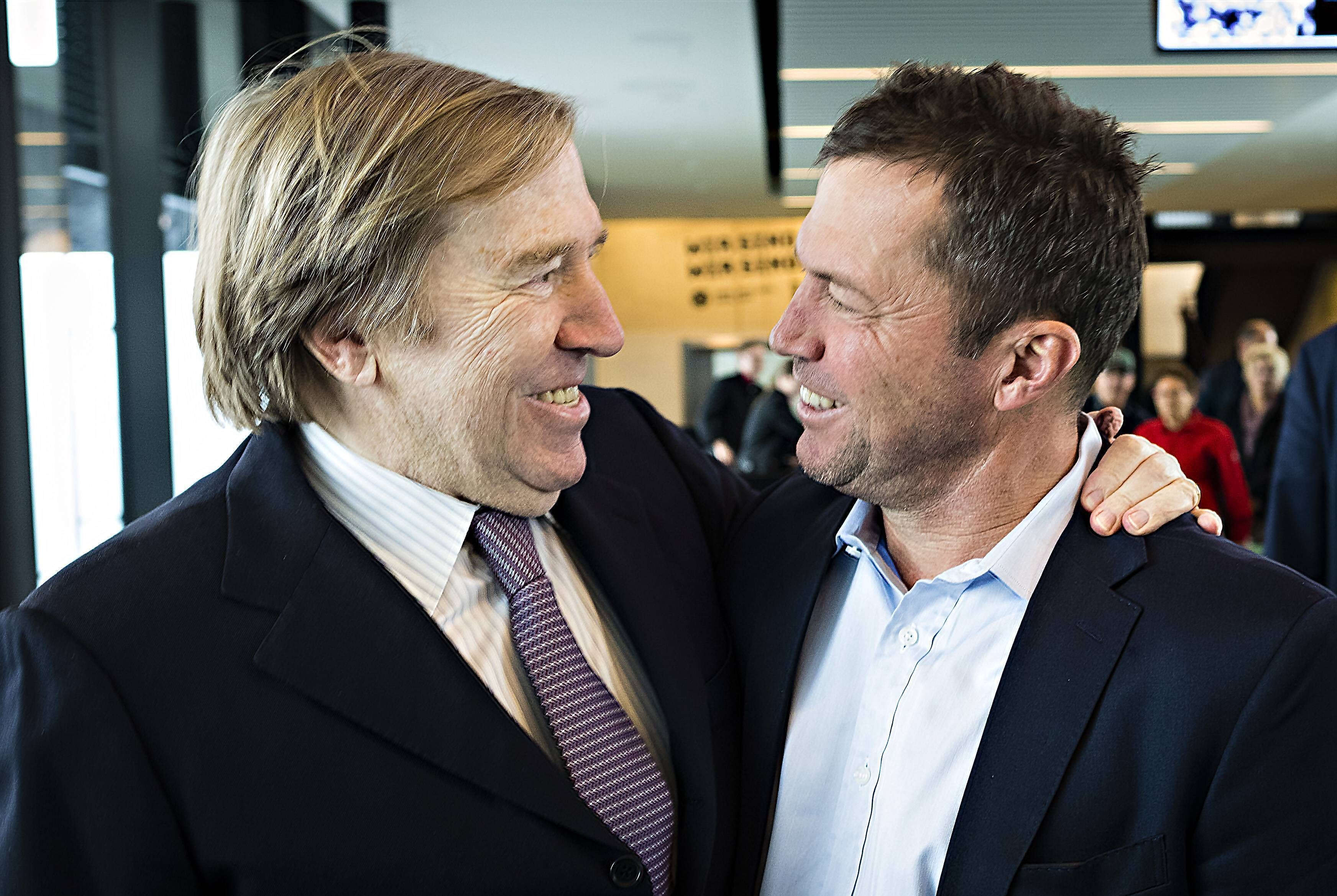 Lothar Matthäus (r.) und Günter Netzer liegen sich bei der Eröffnung der Fohlenwelt, dem Gladbach-Vereinsmuseum, am 3. Mai 2019 in den Armen. Die beiden Ex-Spieler von Borussia Mönchengladbach lachen sich gegenseitig an.