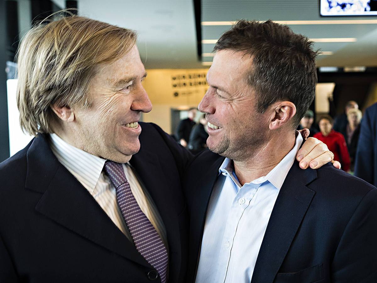 Lothar Matthäus (r.) und Günter Netzer liegen sich bei der Eröffnung der Fohlenwelt, dem Gladbach-Vereinsmuseum, am 3. Mai 2019 in den Armen. Die beiden Ex-Spieler von Borussia Mönchengladbach lachen sich gegenseitig an.