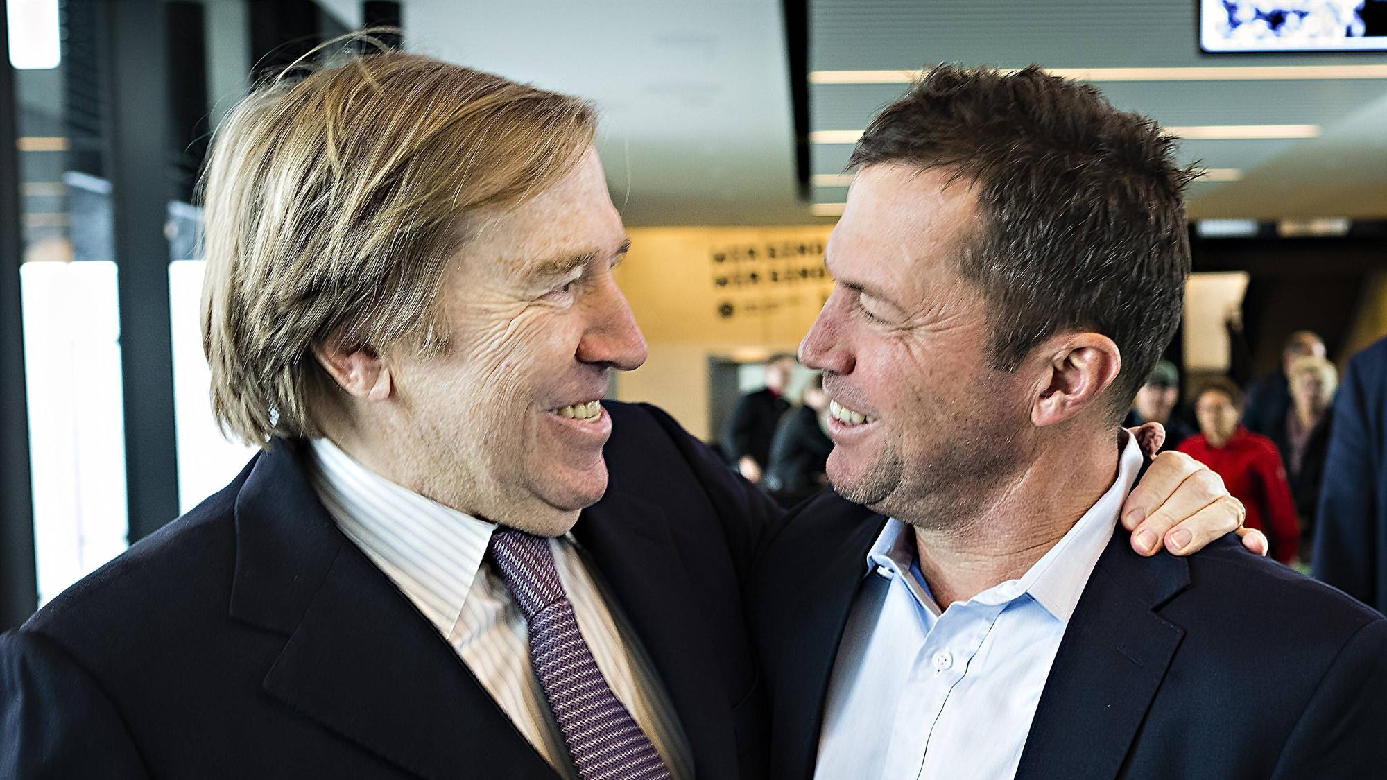 Lothar Matthäus (r.) und Günter Netzer liegen sich bei der Eröffnung der Fohlenwelt, dem Gladbach-Vereinsmuseum, am 3. Mai 2019 in den Armen. Die beiden Ex-Spieler von Borussia Mönchengladbach lachen sich gegenseitig an.