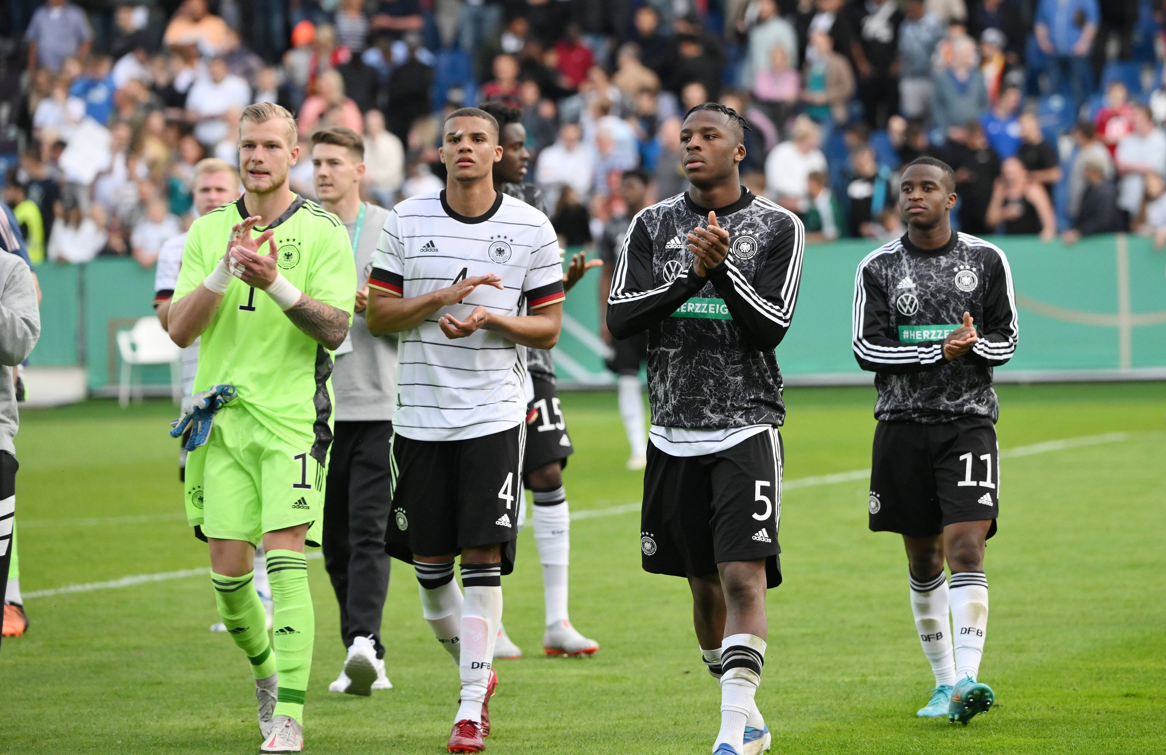 Malick Thiaw (mit der Nummer 4) und Armel Bella-Kotchap (Nummer 5) applaudieren gemeinsam mit den Mitspielern Nico Mantl (l.) und Youssoufa Moukoko (r.) den Fans nach einem U21-Länderspiel zwischen Deutschland und Ungarn am 3. Juni 2022
