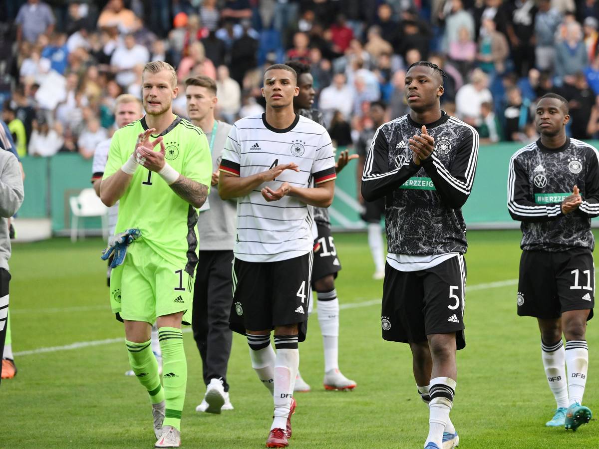Malick Thiaw (mit der Nummer 4) und Armel Bella-Kotchap (Nummer 5) applaudieren gemeinsam mit den Mitspielern Nico Mantl (l.) und Youssoufa Moukoko (r.) den Fans nach einem U21-Länderspiel zwischen Deutschland und Ungarn am 3. Juni 2022