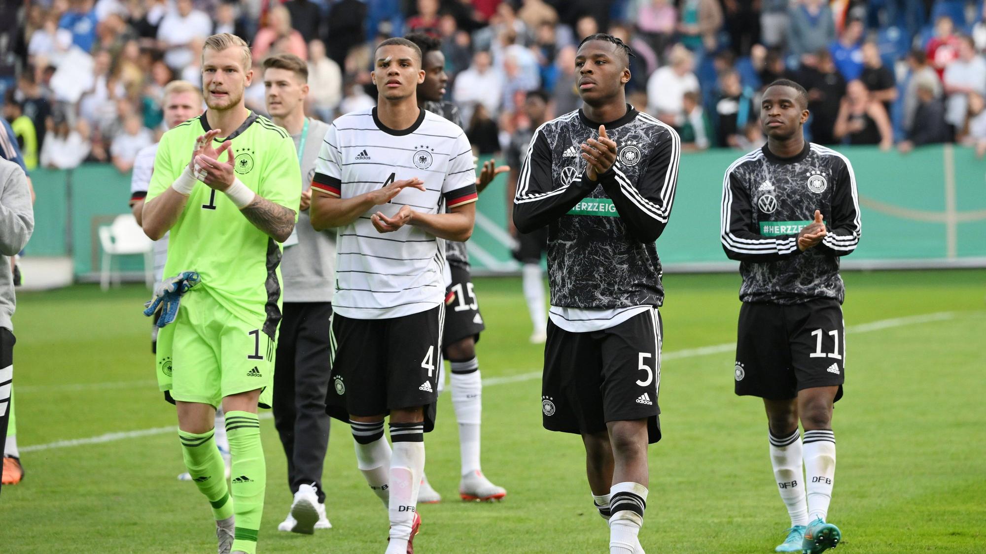 Malick Thiaw (mit der Nummer 4) und Armel Bella-Kotchap (Nummer 5) applaudieren gemeinsam mit den Mitspielern Nico Mantl (l.) und Youssoufa Moukoko (r.) den Fans nach einem U21-Länderspiel zwischen Deutschland und Ungarn am 3. Juni 2022