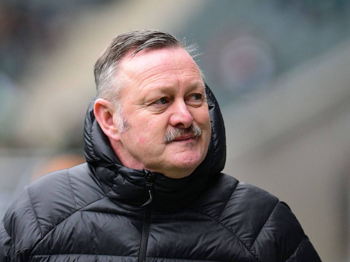 Roland Virkus steht im Rahmen des Bundesliga-Spiels von Borussia Mönchengladbach gegen den SC Freiburg am 4. März 2023 am Spielfeldrand im Borussia-Park.