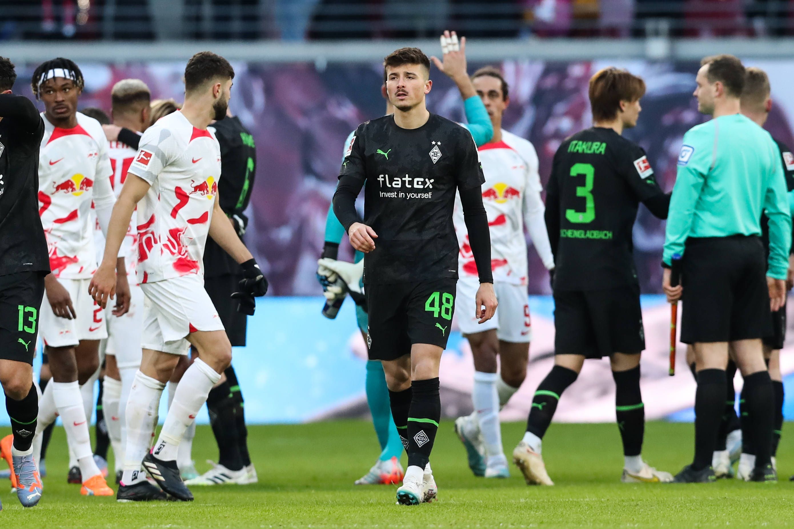 Semir Telalovic von Borussia Mönchengladbach geht nach seinem zweiten Bundesliga-Einsatz im Spiel bei RB Leipzig am 11. März 2023 über den Rasen im Leipziger Stadion.
