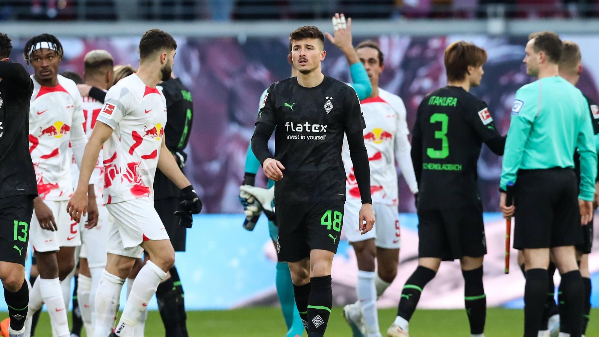 Semir Telalovic von Borussia Mönchengladbach geht nach seinem zweiten Bundesliga-Einsatz im Spiel bei RB Leipzig am 11. März 2023 über den Rasen im Leipziger Stadion.
