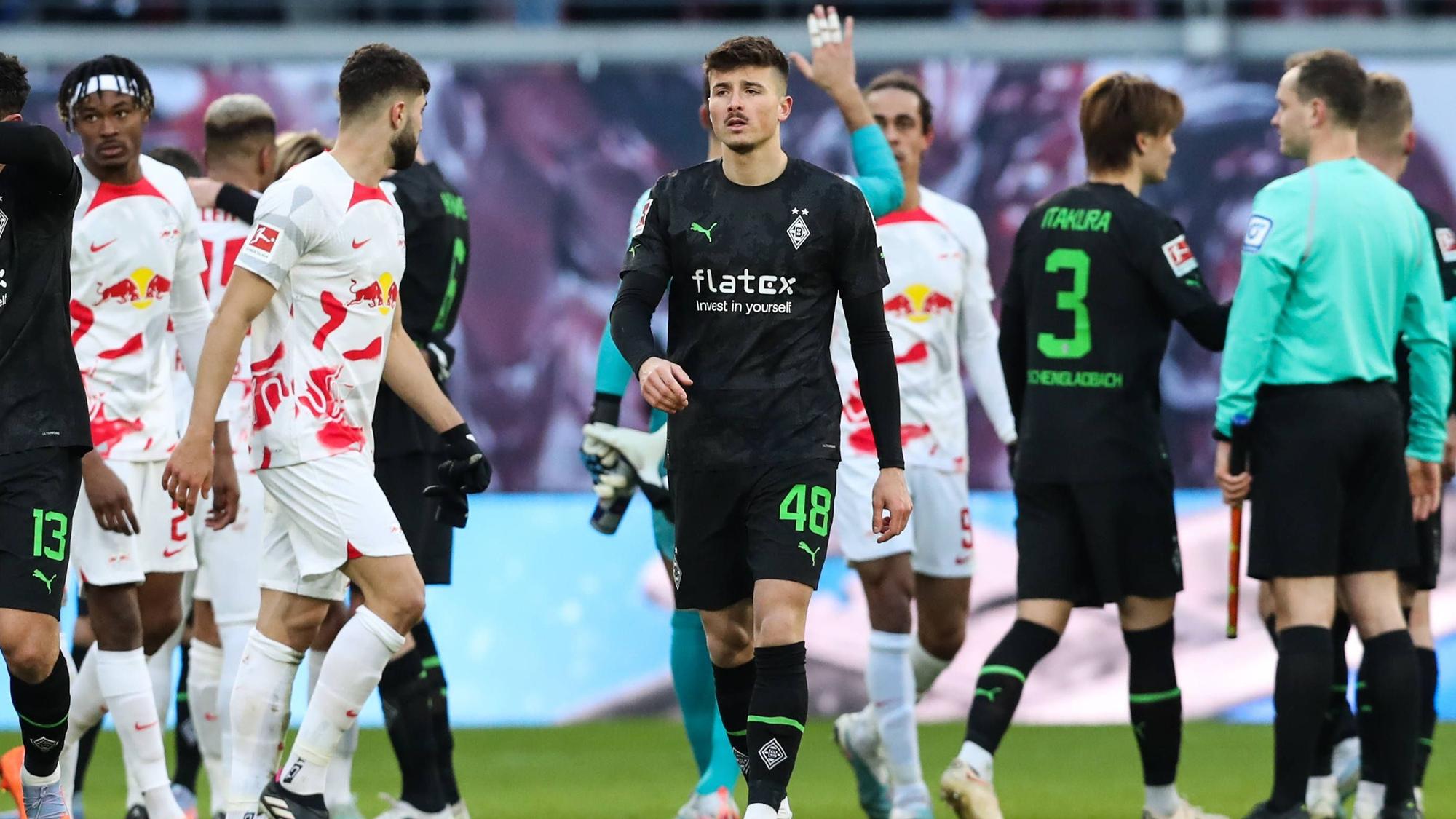 Semir Telalovic von Borussia Mönchengladbach geht nach seinem zweiten Bundesliga-Einsatz im Spiel bei RB Leipzig am 11. März 2023 über den Rasen im Leipziger Stadion.