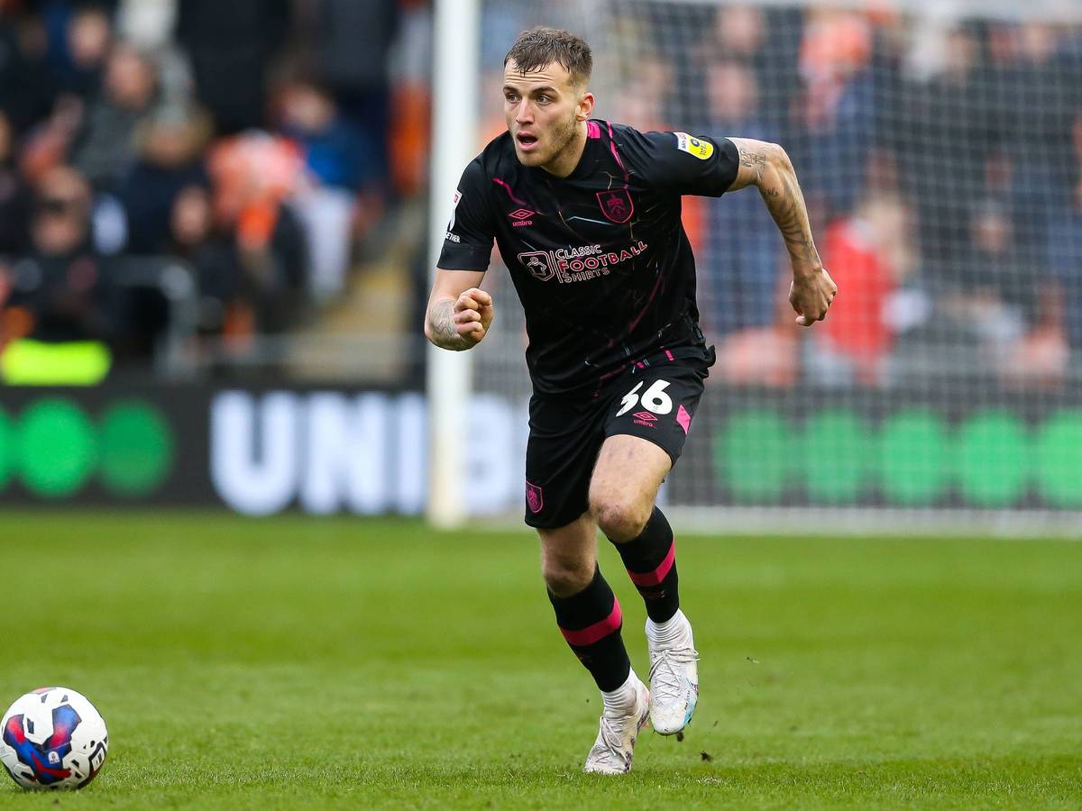 Jordan Beyer, hier am 4. März 2023, läuft im dunklen Auswärtstrikot des FC Burnley mit dem Ball nach vorne. Das Foto zeigt Beyer im Spiel gegen Blackpool in der englischen Championship.