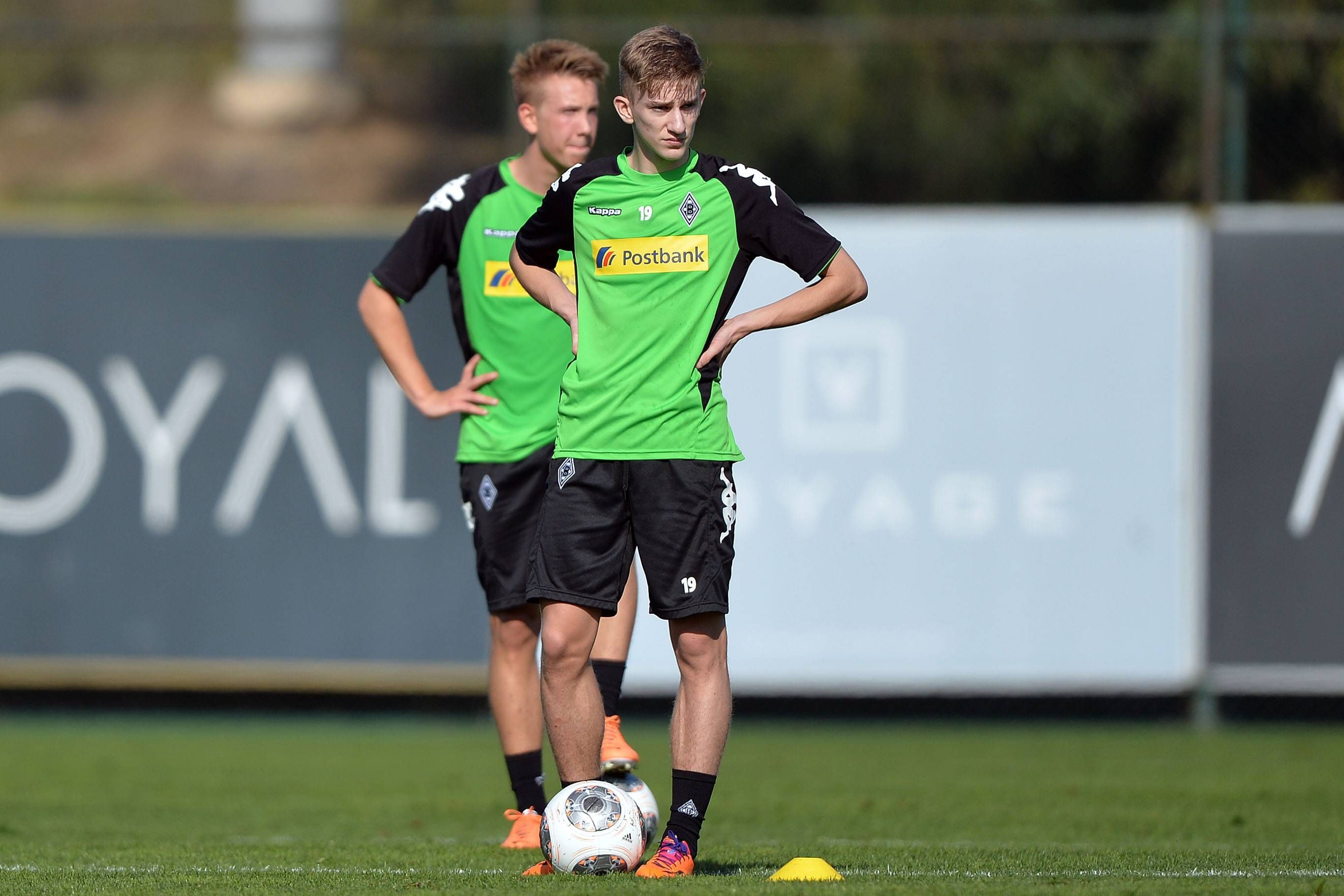 Sinan Kurt bestreitet am 10. Januar 2014 eine Trainingseinheit für Borussia Mönchengladbach beim Winter-Trainingslager in Belek (Türkei). Kurt trägt ein grün-schwarzes Gladbach-Trainingsoberteil.