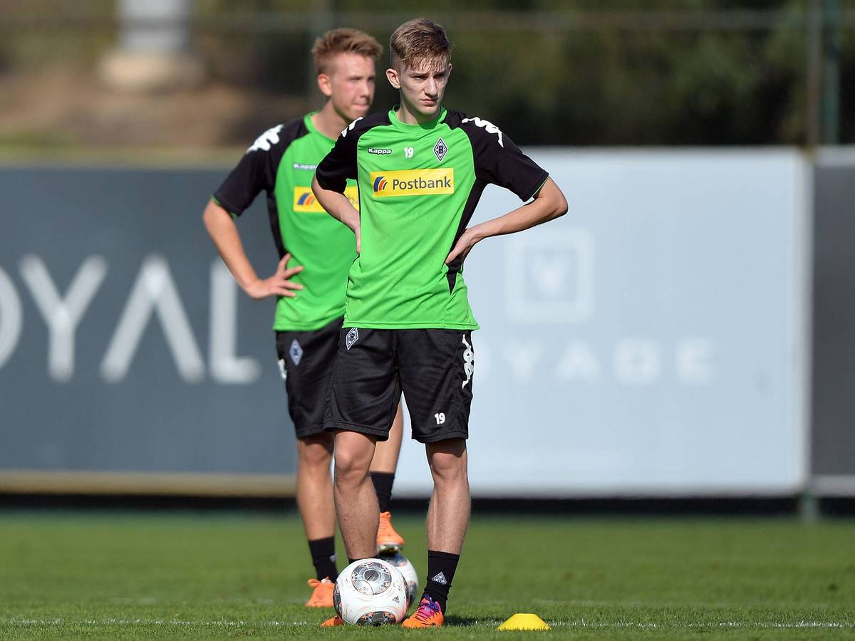 Sinan Kurt bestreitet am 10. Januar 2014 eine Trainingseinheit für Borussia Mönchengladbach beim Winter-Trainingslager in Belek (Türkei). Kurt trägt ein grün-schwarzes Gladbach-Trainingsoberteil.