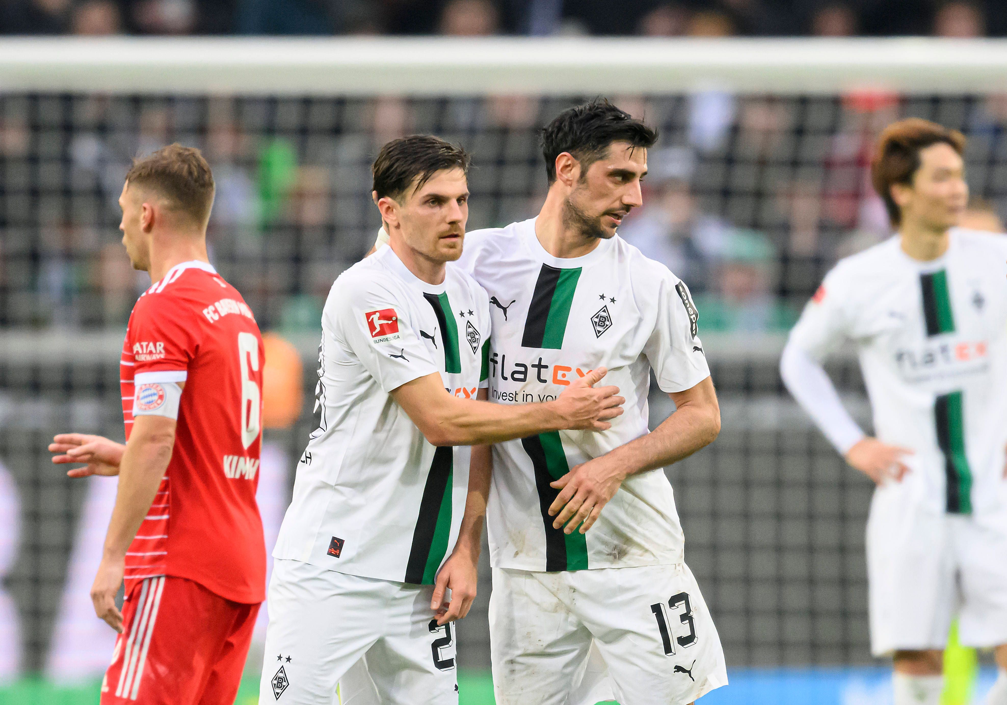 DFB-Nationalspieler Jonas Hofmann (2.v.l.) jubelt nach dem Bundesliga-Triumph von Borussia Mönchengladbach gegen Bayern München am 18. Februar 2023 im Borussia-Park gemeinsam mit Fohlen-Kapitän Lars Stindl (r.). Die beiden Gladbach-Spieler liegen sich nach Abpfiff im Borussia-Park in den Armen.