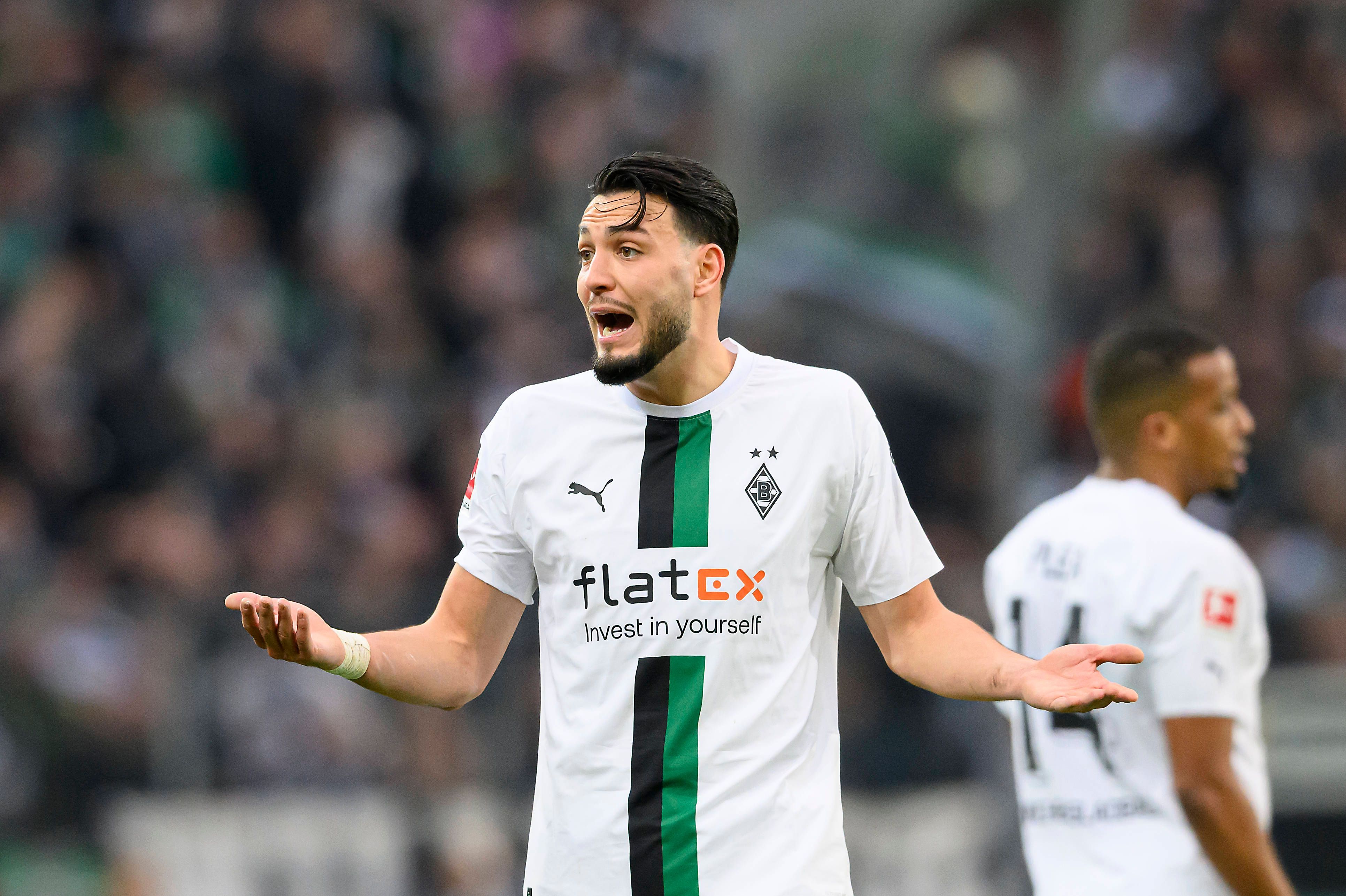 Ramy Bensebaini reagiert mit einem fragenden Blick auf seinen Platzverweis im Bundesliga-Spiel von Borussia Mönchengladbach gegen den SC Freiburg am 4. März 2023.