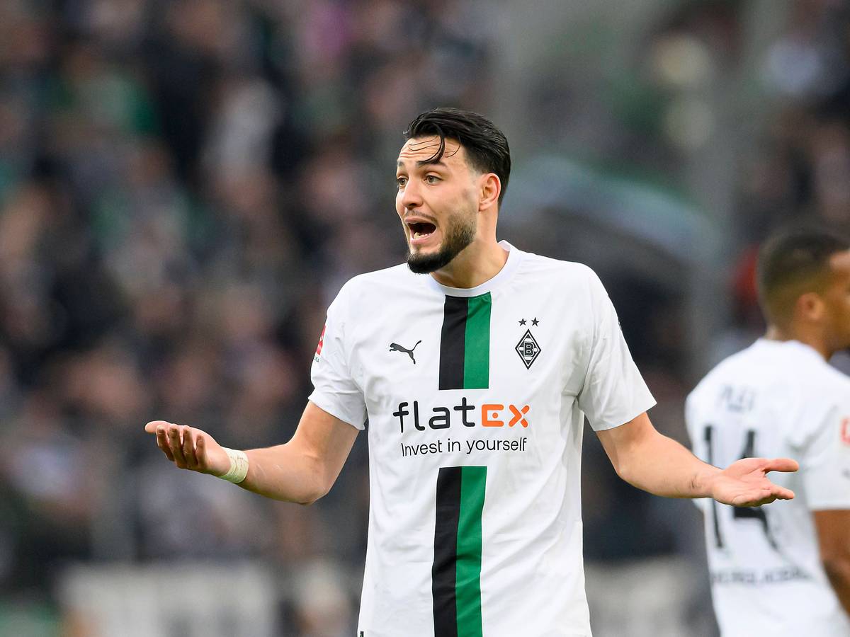 Ramy Bensebaini reagiert mit einem fragenden Blick auf seinen Platzverweis im Bundesliga-Spiel von Borussia Mönchengladbach gegen den SC Freiburg am 4. März 2023.
