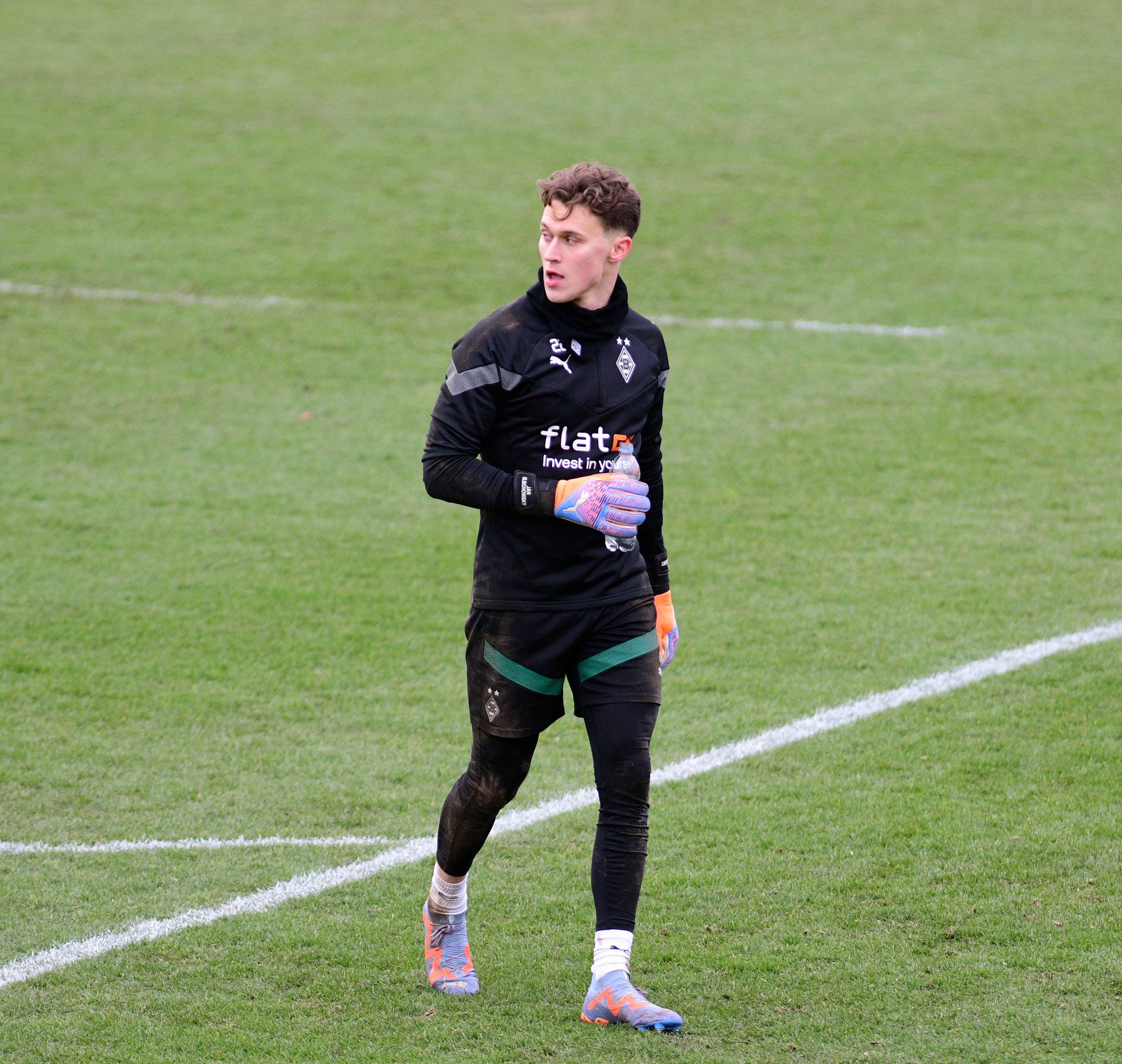 Nach überstandener Magen-Darm-Erkrankung ist Jan Olschowsky zurück im Mannschaftstraining von Borussia Mönchengladbach. Das Foto zeigt den Torhüter bei seiner Comeback-Einheit am 14. März 2023.