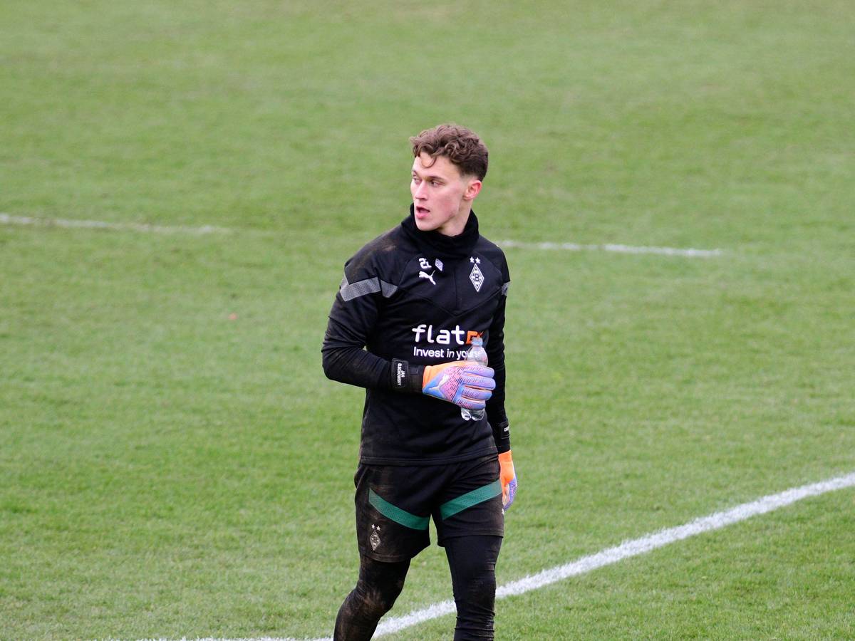 Nach überstandener Magen-Darm-Erkrankung ist Jan Olschowsky zurück im Mannschaftstraining von Borussia Mönchengladbach. Das Foto zeigt den Torhüter bei seiner Comeback-Einheit am 14. März 2023.