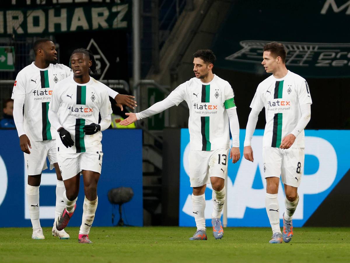 Julian Weigl (r.) bejubelt vor seiner Verletzung ein Tor mit seinem Teamkollegen beim Bundesliga-Sieg von Borussia Mönchengladbach bei der TSG Hoffenheim am 28. Januar 2023. Das Foto zeigt den Gladbach-Spieler gemeinsam mit Marcus Thuram, Manu Koné und Lars Stindl (v.l.n.r.).