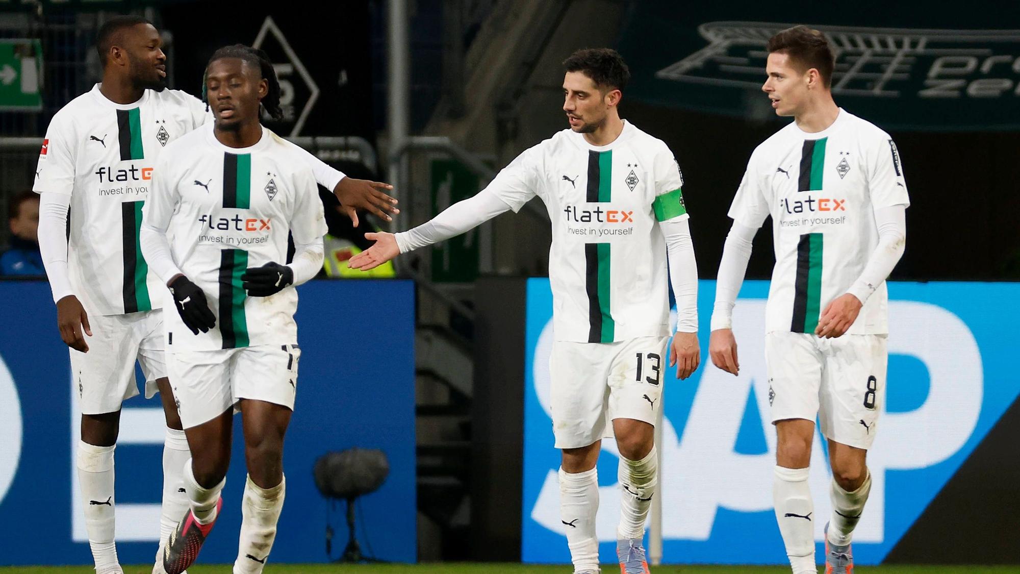 Julian Weigl (r.) bejubelt vor seiner Verletzung ein Tor mit seinem Teamkollegen beim Bundesliga-Sieg von Borussia Mönchengladbach bei der TSG Hoffenheim am 28. Januar 2023. Das Foto zeigt den Gladbach-Spieler gemeinsam mit Marcus Thuram, Manu Koné und Lars Stindl (v.l.n.r.).
