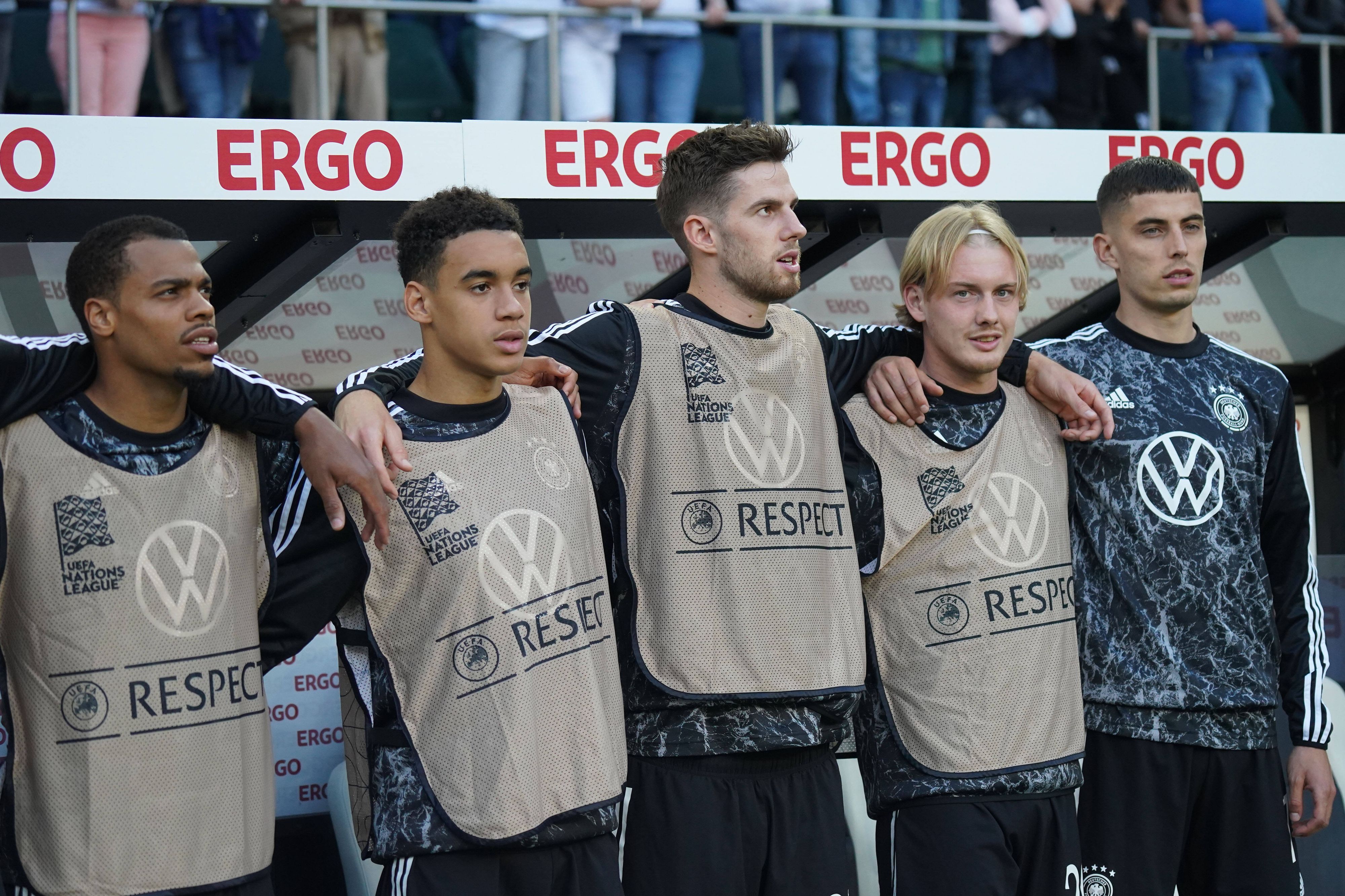Anton Stach (M.) von Mainz 05, hier am 14. Juni 2022 im Borussia-Park, steht vor dem DFB-Länderspiel gegen Italien bei der Nationalhymne neben Lukas Nmecha, Jamal Musiala, Julian Brandt und Kai Havertz (v.l.n.r.).