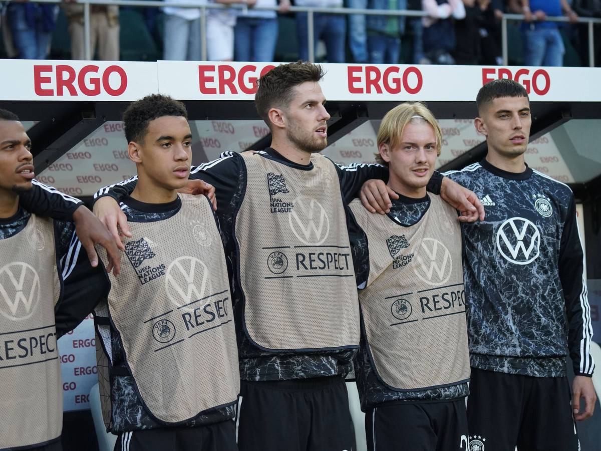 Anton Stach (M.) von Mainz 05, hier am 14. Juni 2022 im Borussia-Park, steht vor dem DFB-Länderspiel gegen Italien bei der Nationalhymne neben Lukas Nmecha, Jamal Musiala, Julian Brandt und Kai Havertz (v.l.n.r.).