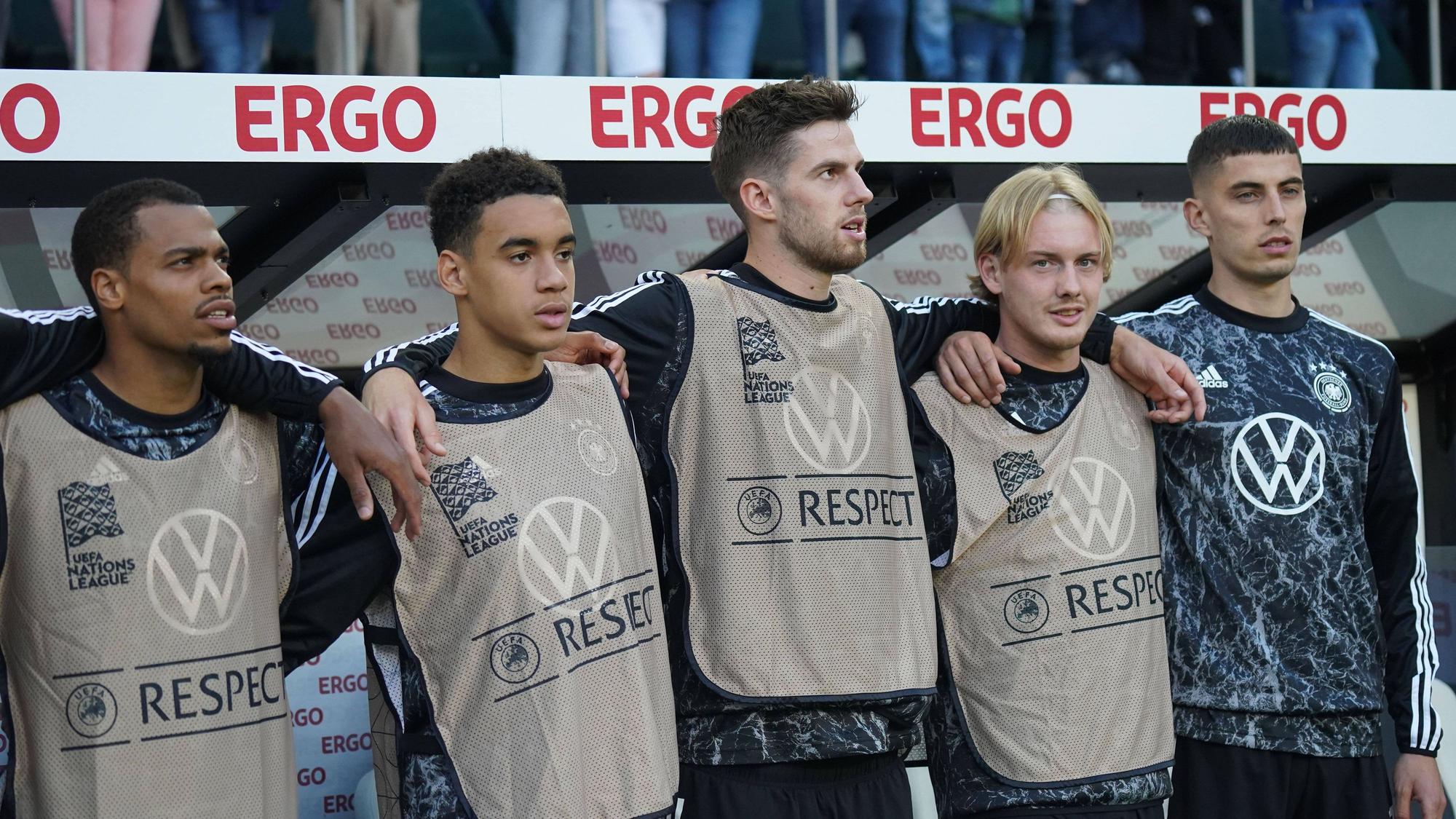 Anton Stach (M.) von Mainz 05, hier am 14. Juni 2022 im Borussia-Park, steht vor dem DFB-Länderspiel gegen Italien bei der Nationalhymne neben Lukas Nmecha, Jamal Musiala, Julian Brandt und Kai Havertz (v.l.n.r.).
