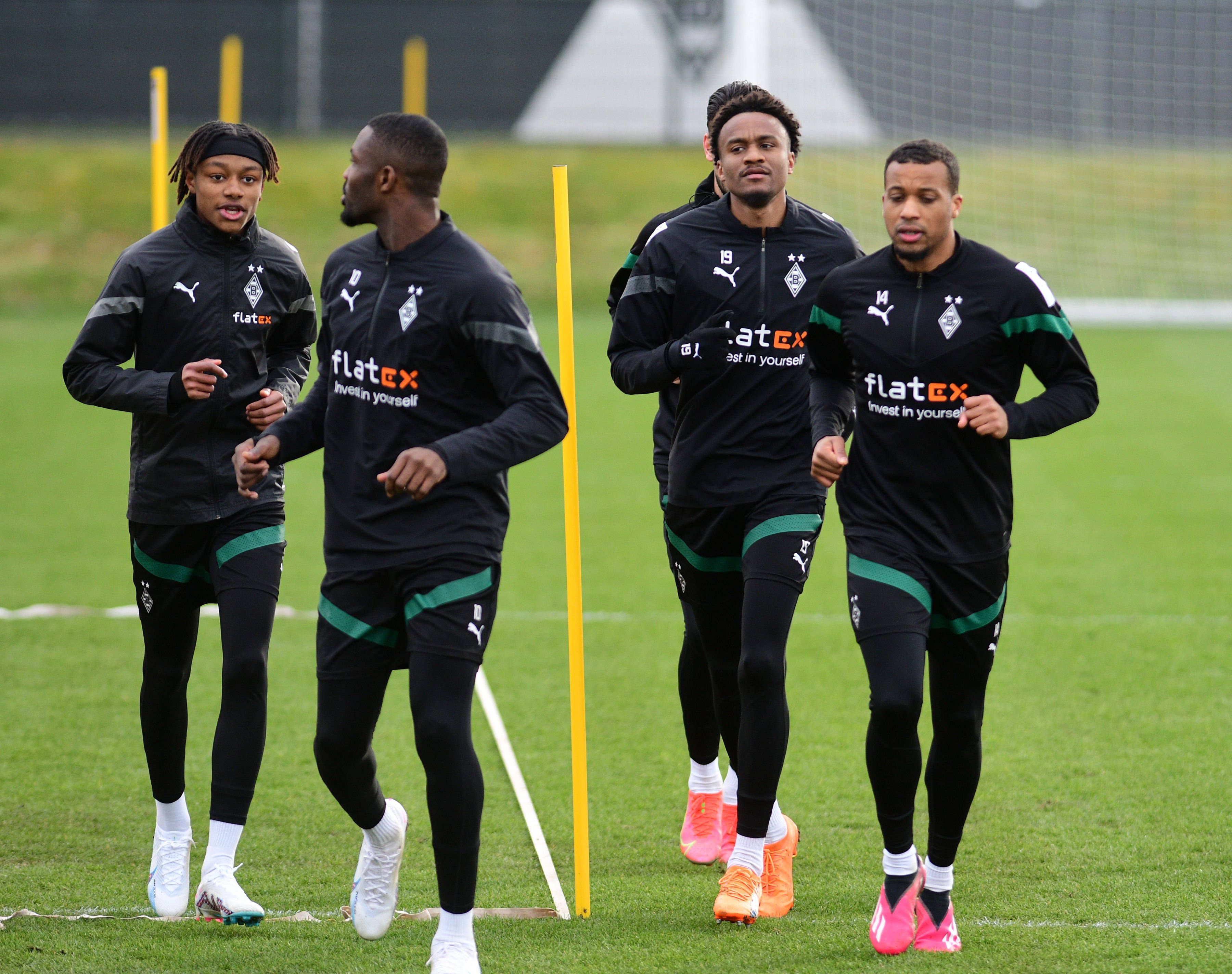 Yvandro Borges Sanches (l.) trainiert am 14. März 2023 mit den Profis von Borussia Mönchengladbach. Das Foto zeigt den Luxemburger bei einer Laufrunde auf dem Trainingsplatz mit seinen Teamkollegen Marcus Thuram, Nathan Ngoumou und Alassane Plea (v.l.n.r.).