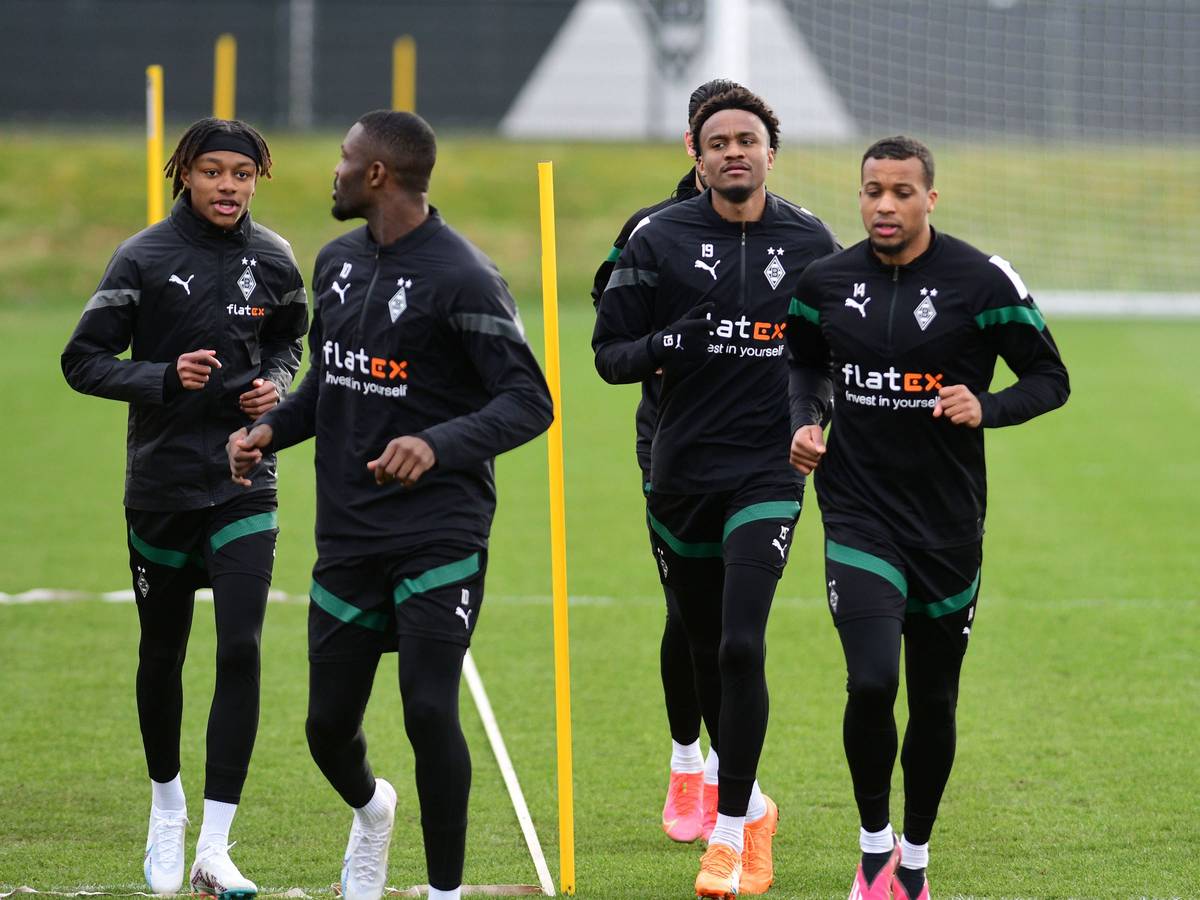 Yvandro Borges Sanches (l.) trainiert am 14. März 2023 mit den Profis von Borussia Mönchengladbach. Das Foto zeigt den Luxemburger bei einer Laufrunde auf dem Trainingsplatz mit seinen Teamkollegen Marcus Thuram, Nathan Ngoumou und Alassane Plea (v.l.n.r.).