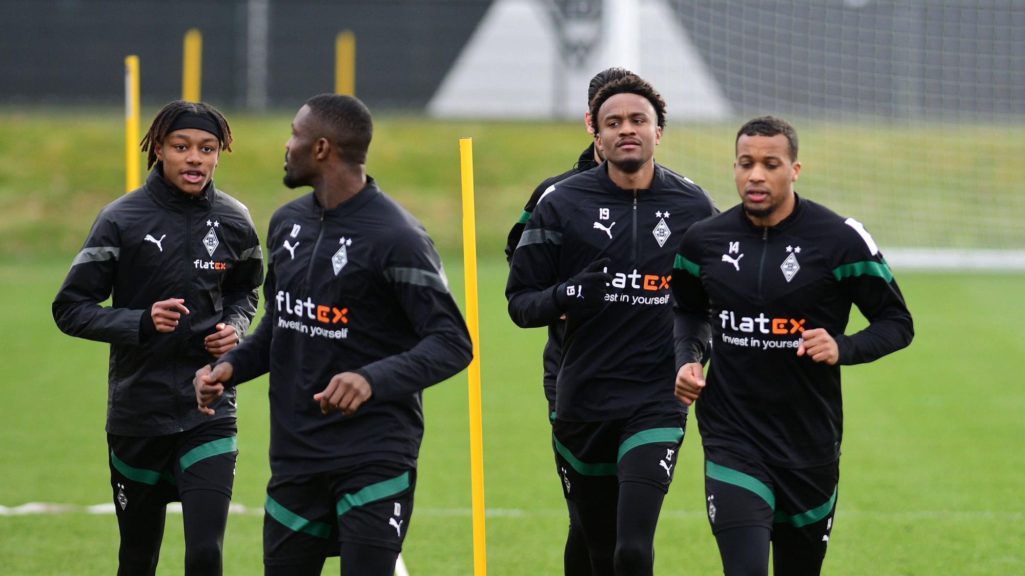 Yvandro Borges Sanches (l.) trainiert am 14. März 2023 mit den Profis von Borussia Mönchengladbach. Das Foto zeigt den Luxemburger bei einer Laufrunde auf dem Trainingsplatz mit seinen Teamkollegen Marcus Thuram, Nathan Ngoumou und Alassane Plea (v.l.n.r.).