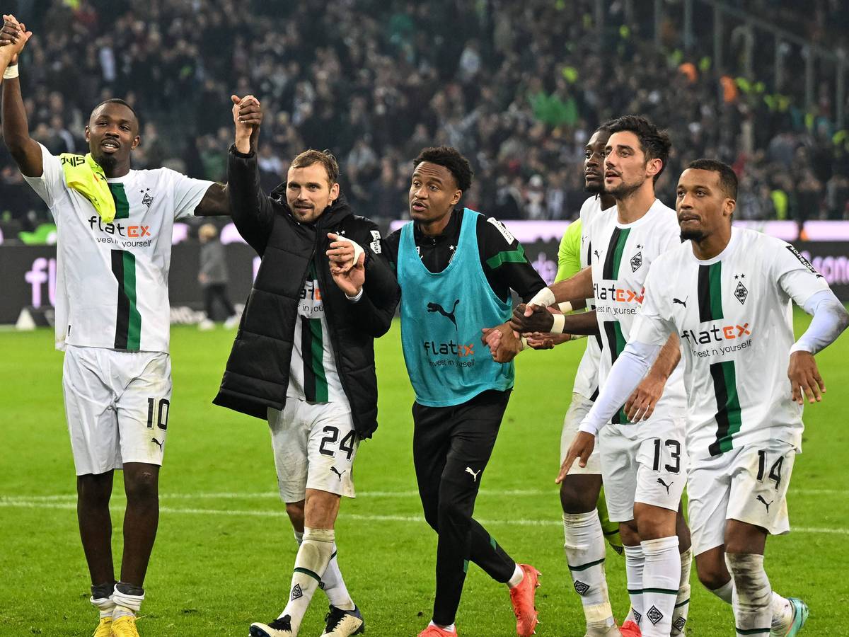 Häufig außen vor: Nathan Ngoumou (M.), hier am 4. November 2022, bejubelt den Bundesliga-Sieg von Borussia Mönchengladbach gegen den VfB Stuttgart mit seinen Teamkollegen in Trainingskleidung, zum Einsatz kam er nicht. Das Foto zeigt Ngoumou mit Marcus Thuram, Tony Jantschke, Lars Stindl und Alassane Plea (v.l.n.r.).