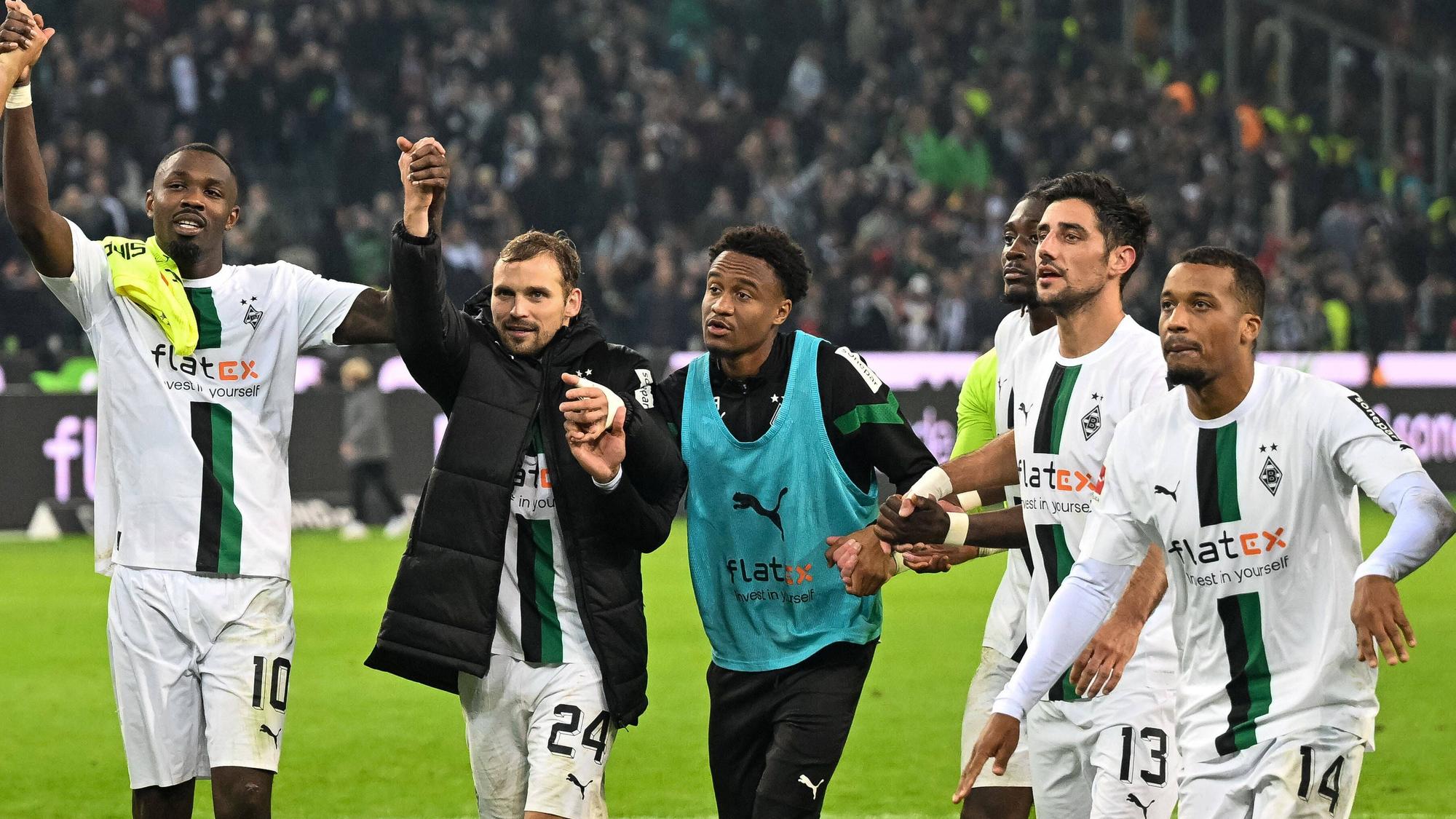Häufig außen vor: Nathan Ngoumou (M.), hier am 4. November 2022, bejubelt den Bundesliga-Sieg von Borussia Mönchengladbach gegen den VfB Stuttgart mit seinen Teamkollegen in Trainingskleidung, zum Einsatz kam er nicht. Das Foto zeigt Ngoumou mit Marcus Thuram, Tony Jantschke, Lars Stindl und Alassane Plea (v.l.n.r.).