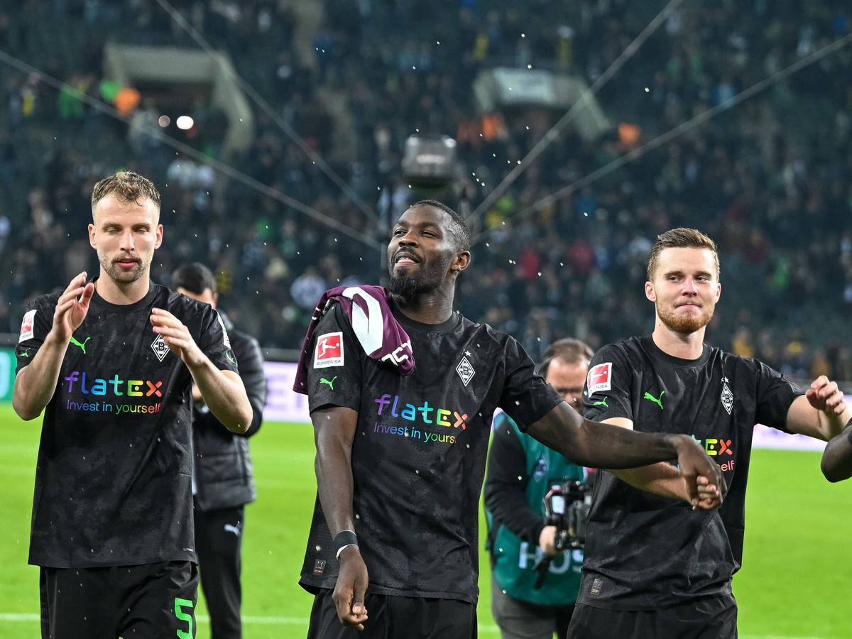 Marcus Thuram (M.) feiert mit Marvin Friedrich (l.) und Nico Elvedi, Thurams Teamkollegen bei Borussia Mönchengladbach, den Bundesliga-Sieg am 11. November 2022 gegen Borussia Dortmund. Seit der WM-Pause läuft es für den Gladbach-Torjäger nicht mehr.