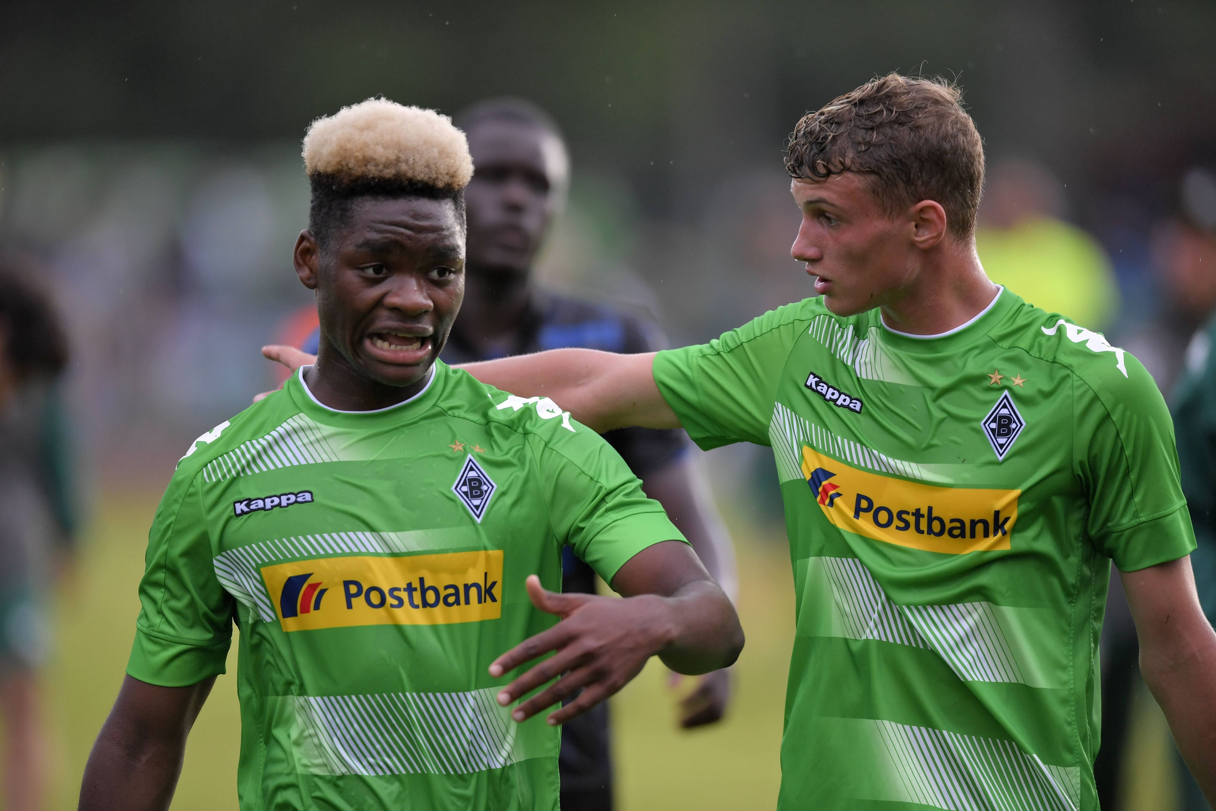 Ba-Muaka Simakala (l.), hier am 20. Juli 2017 mit Michael Cuisance, spielte bis August 2018 für Borussia Mönchengladbach. Das Foto zeigt die beiden damaligen Gladbach-Youngster bei einem Testspiel gegen OGC Nizza.