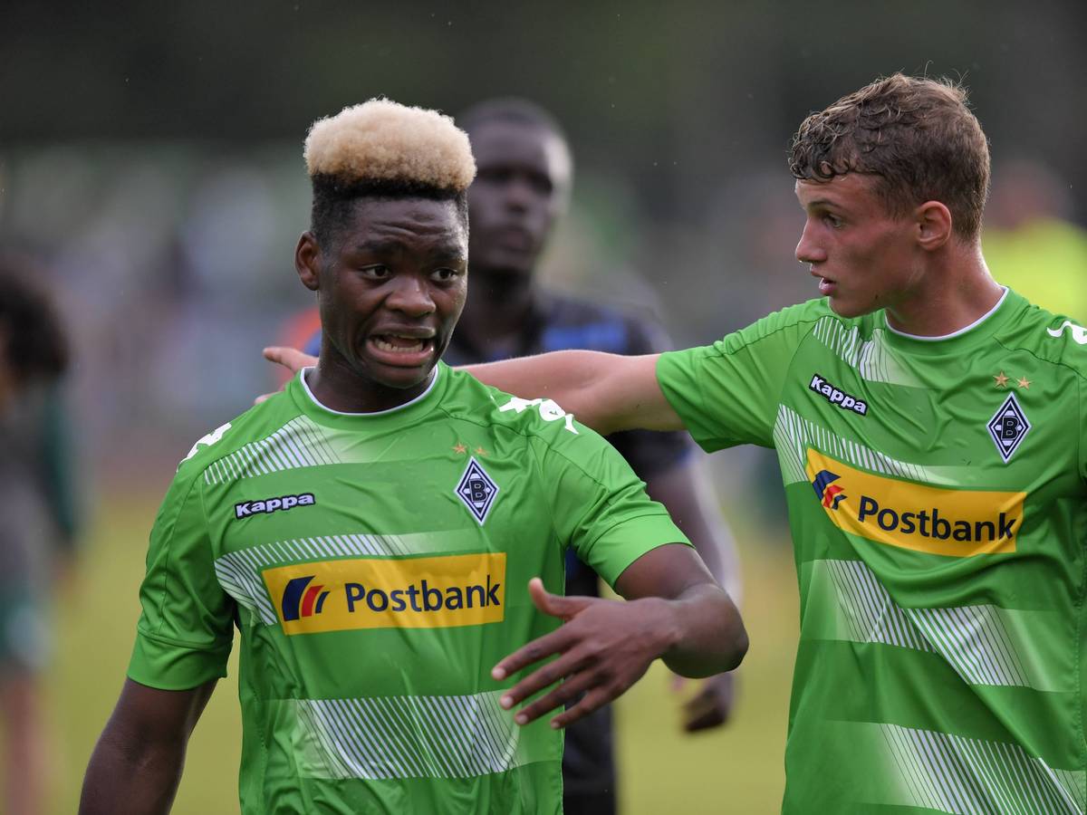 Ba-Muaka Simakala (l.), hier am 20. Juli 2017 mit Michael Cuisance, spielte bis August 2018 für Borussia Mönchengladbach. Das Foto zeigt die beiden damaligen Gladbach-Youngster bei einem Testspiel gegen OGC Nizza.