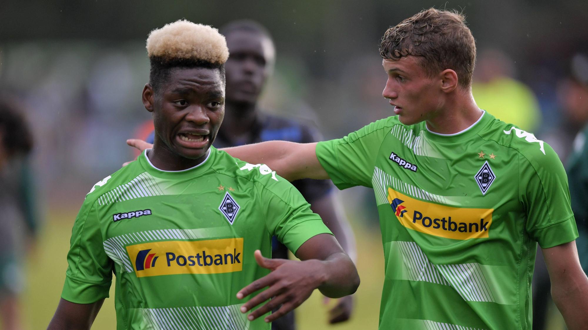 Ba-Muaka Simakala (l.), hier am 20. Juli 2017 mit Michael Cuisance, spielte bis August 2018 für Borussia Mönchengladbach. Das Foto zeigt die beiden damaligen Gladbach-Youngster bei einem Testspiel gegen OGC Nizza.