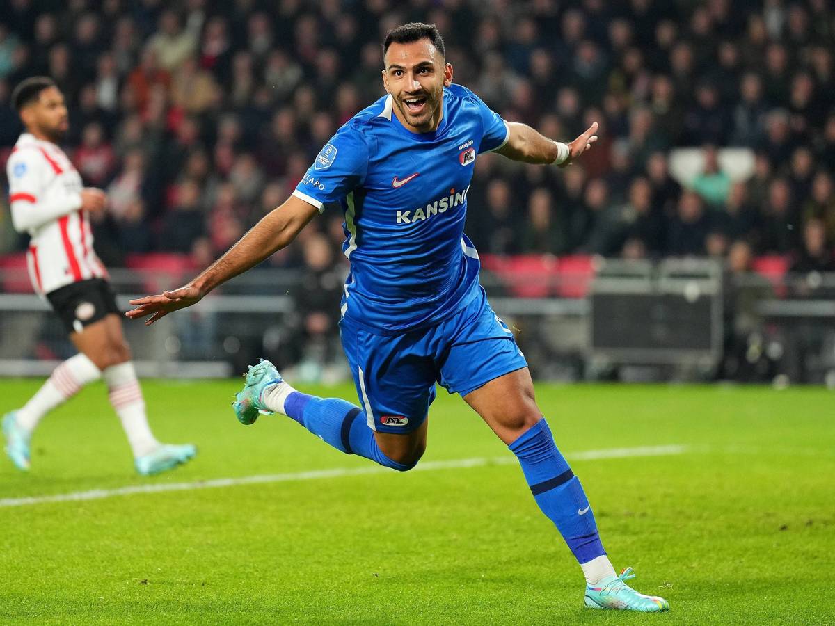 Vangelis Pavlidis bejubelt am 12. November 2022 einen Treffer für AZ Alkmaar im Spiel gegen PSV Eindhoven. Wechselt Pavlidis im Sommer 2023 zu Borussia Mönchengladbach?