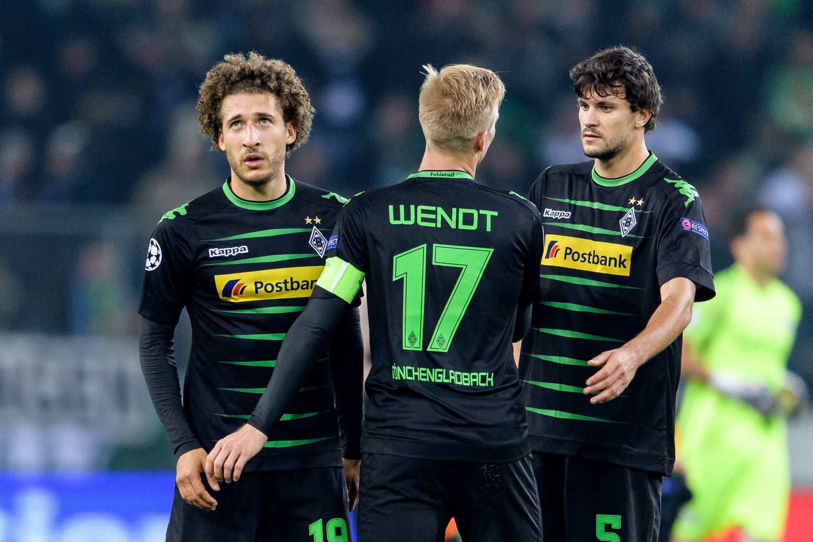 Ein Karriere-Highlight in der Champions League: Tobias Strobl (r.) klatscht sich bei dem Spiel von Borussia Mönchengladbach gegen Manchester City am 23. November 2016 mit seinem Teamkollegen Fabian Johnson (l.) und Oscar Wendt ab.