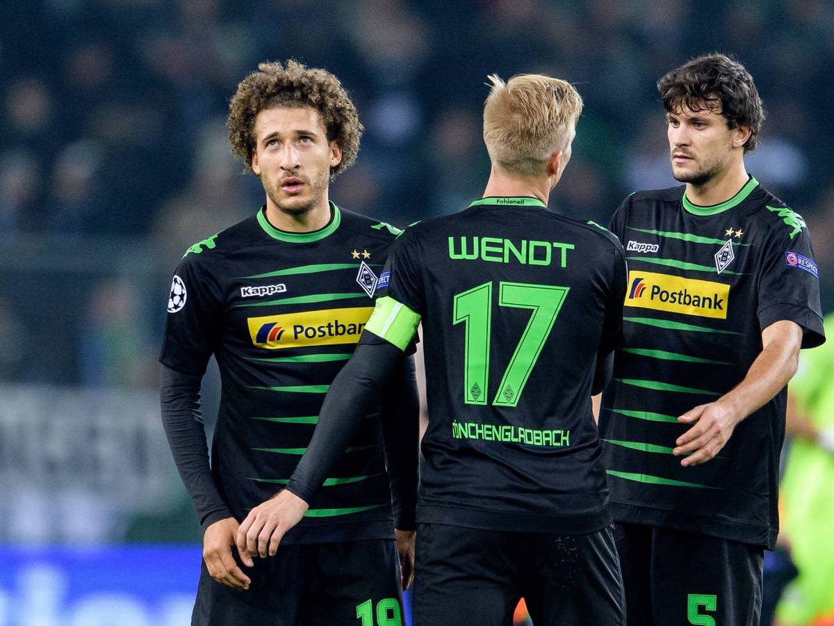 Ein Karriere-Highlight in der Champions League: Tobias Strobl (r.) klatscht sich bei dem Spiel von Borussia Mönchengladbach gegen Manchester City am 23. November 2016 mit seinem Teamkollegen Fabian Johnson (l.) und Oscar Wendt ab.